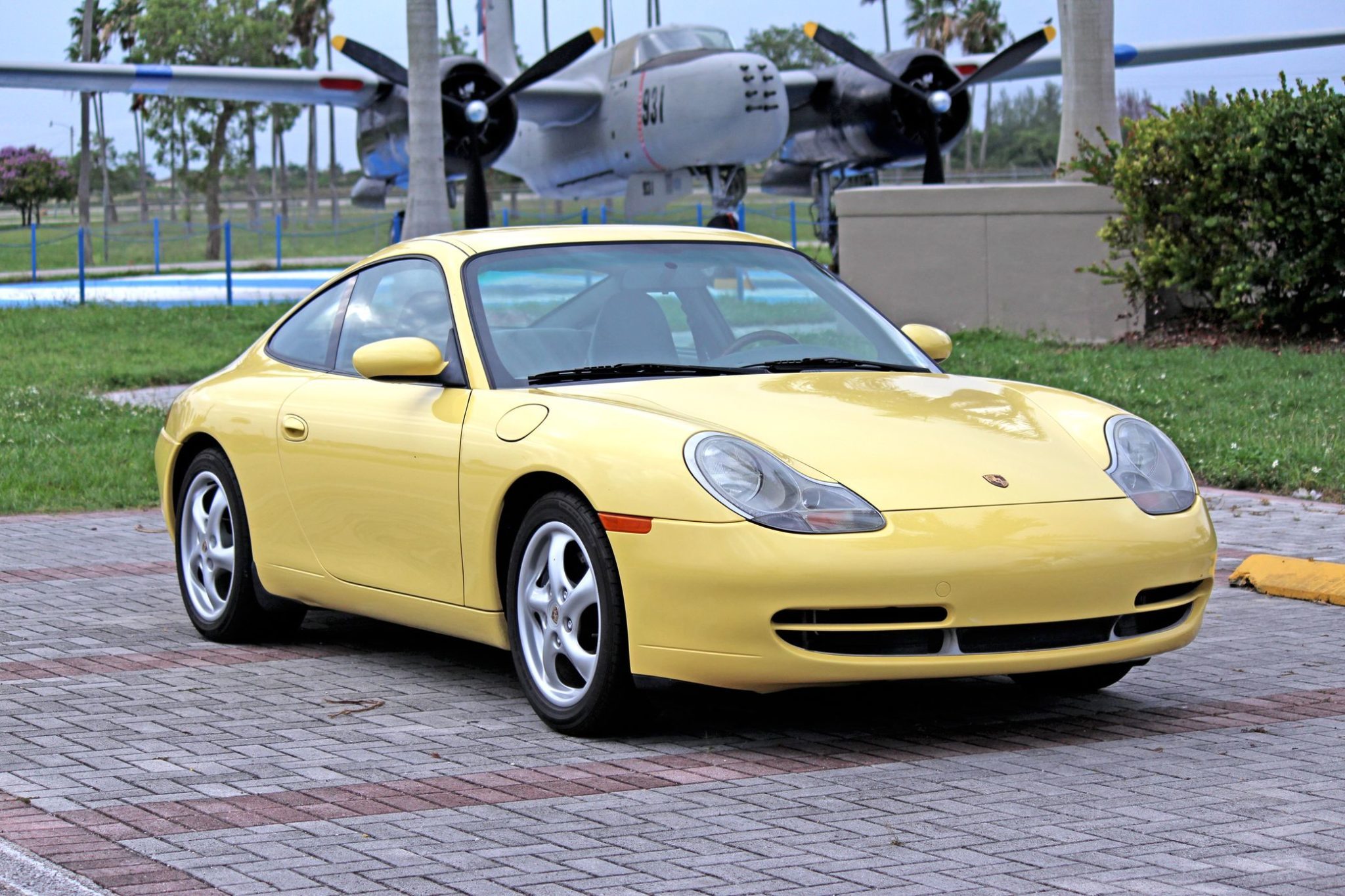 Скачати мобільні шпалери Автомобіль, Купе, Старий Автомобіль, Транспортні Засоби, Porsche 911 Carrera, Жовтий Автомобіль безкоштовно.