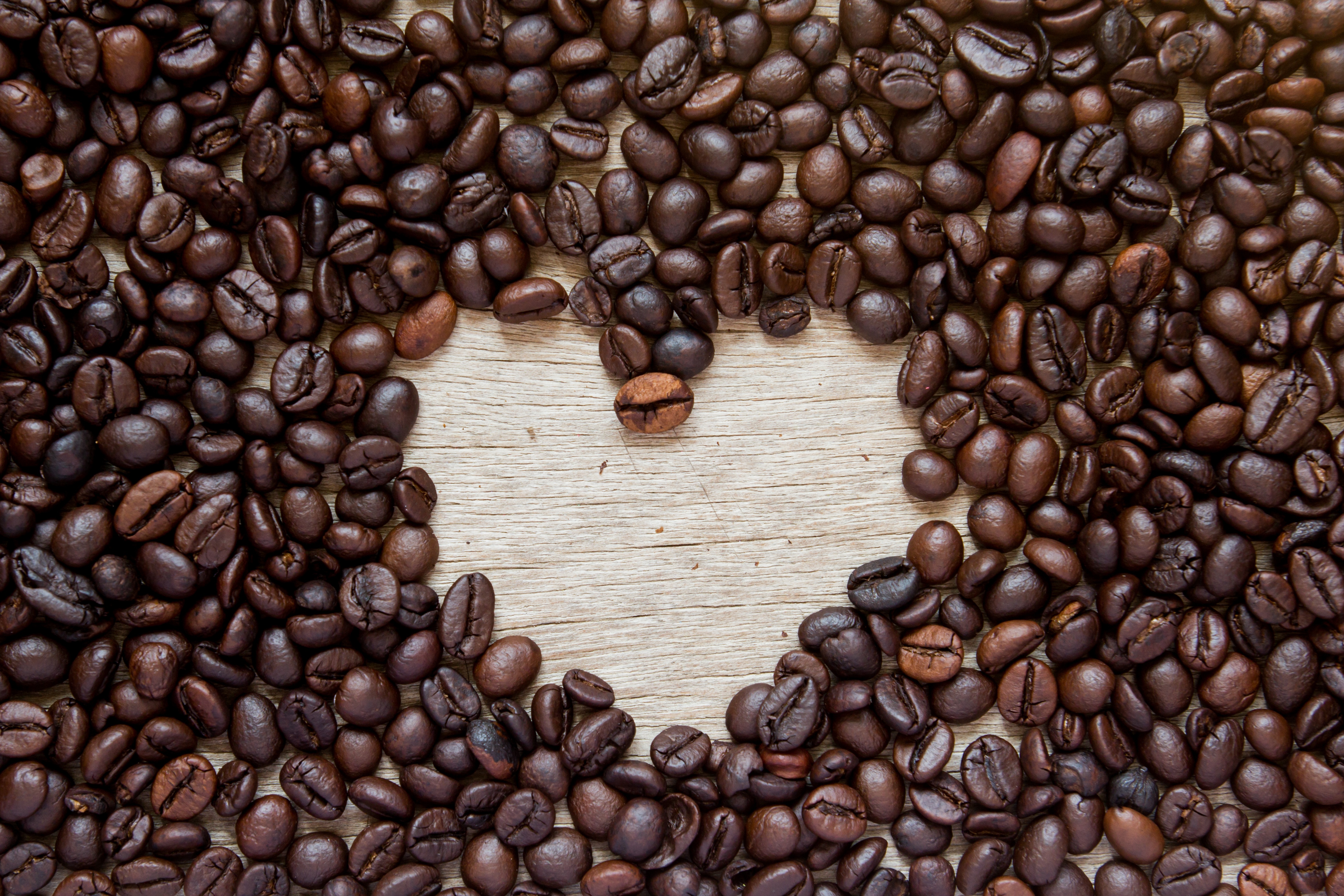 Baixar papel de parede para celular de Comida, Café, Natureza Morta, Coração, Grãos De Café gratuito.