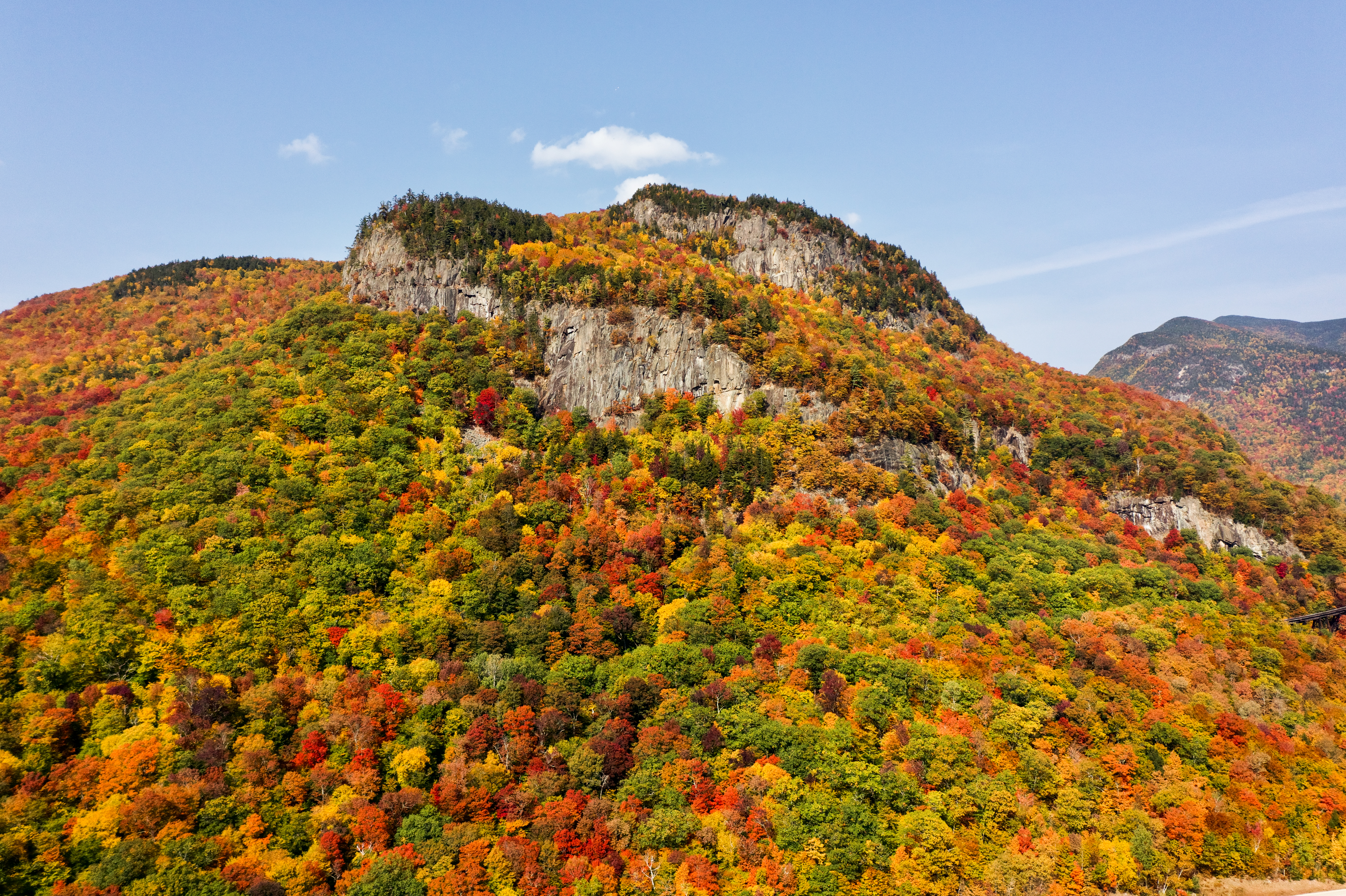 Handy-Wallpaper Natur, Berg, Wald, Steigung, Landschaft, Herbst kostenlos herunterladen.