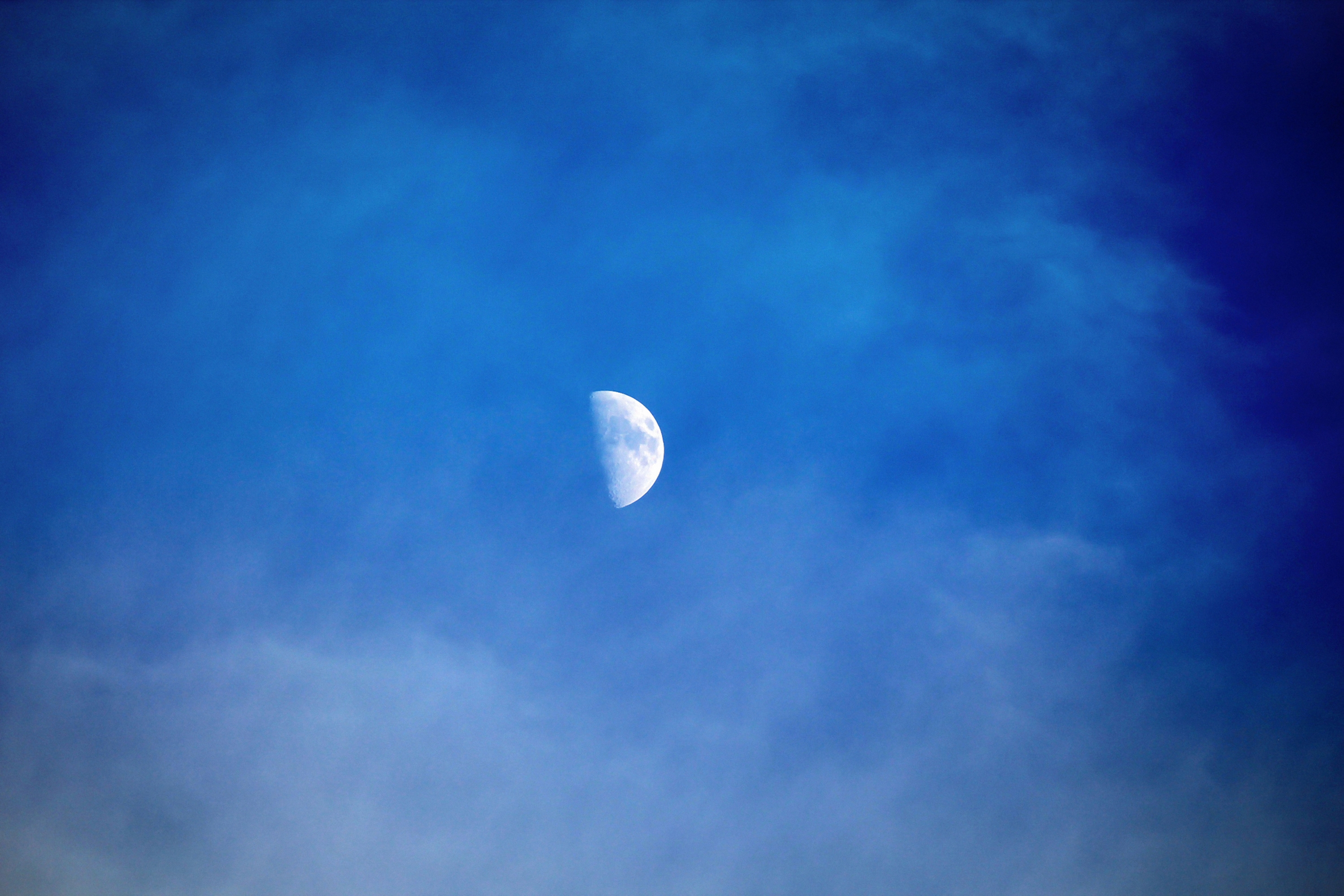 Скачать картинку Вечер, Небо, Голубой, Луна, Минимализм в телефон бесплатно.