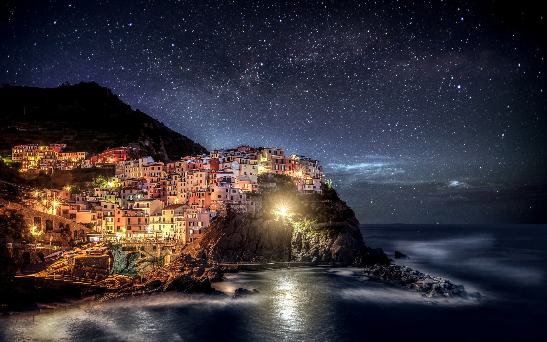 Laden Sie das Städte, Italien, Licht, Nacht, Manarola, Menschengemacht-Bild kostenlos auf Ihren PC-Desktop herunter