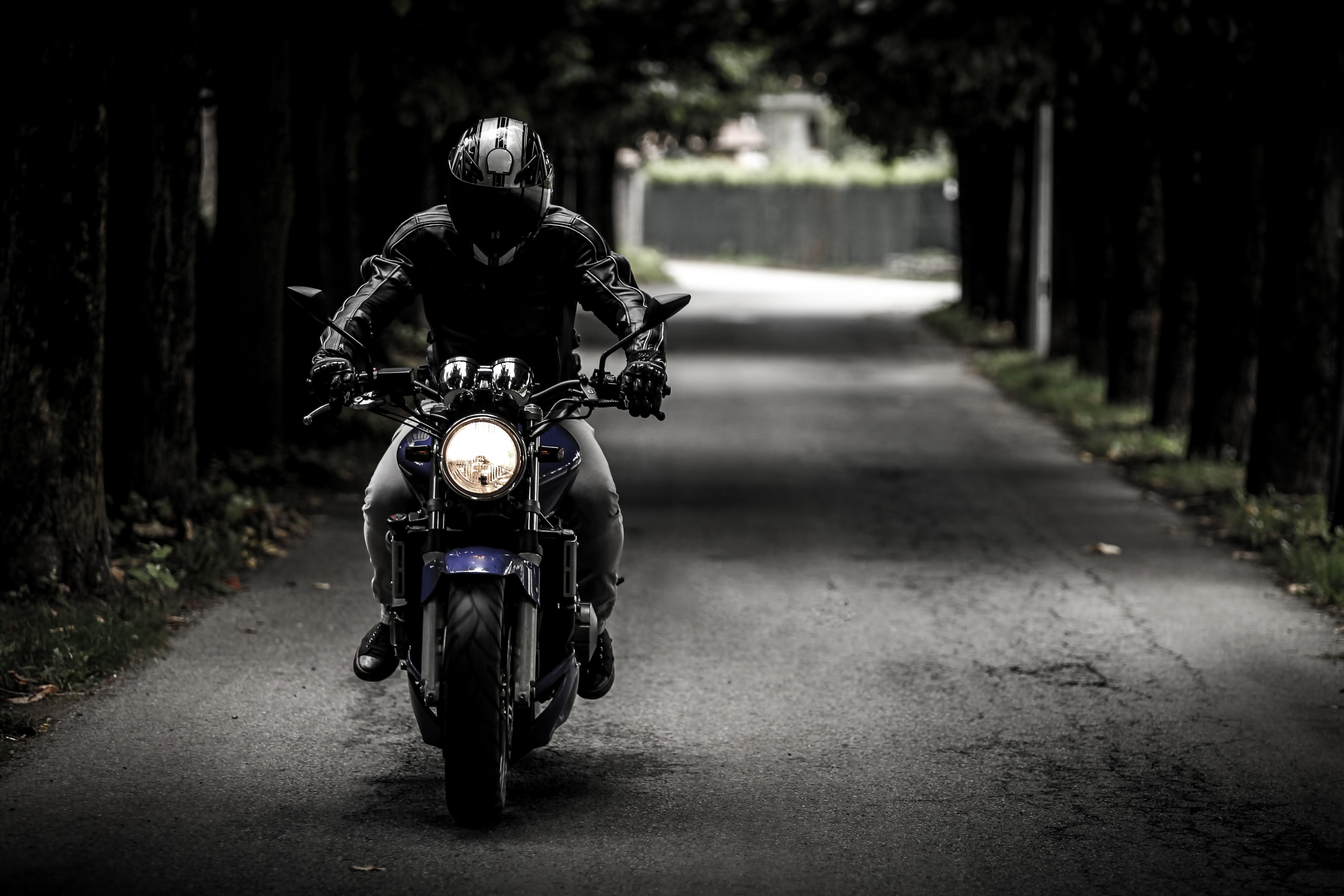 122647 скачать обои мотоциклист, байкер, мотоциклы, шлем, мотоцикл, движение - заставки и картинки бесплатно