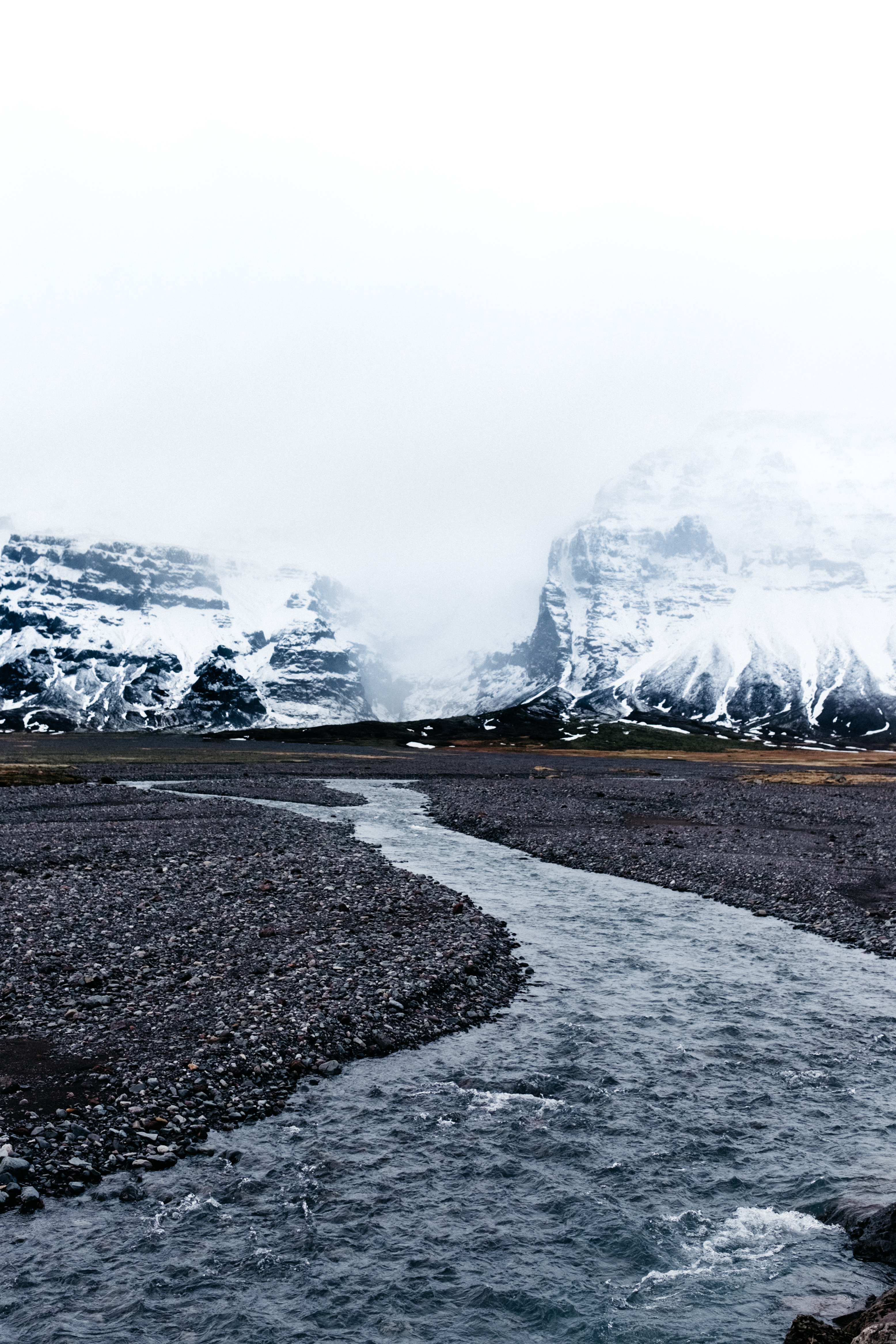55381 скачать картинку горы, природа, река, камни, туман, течение, исландия, ледники - обои и заставки бесплатно