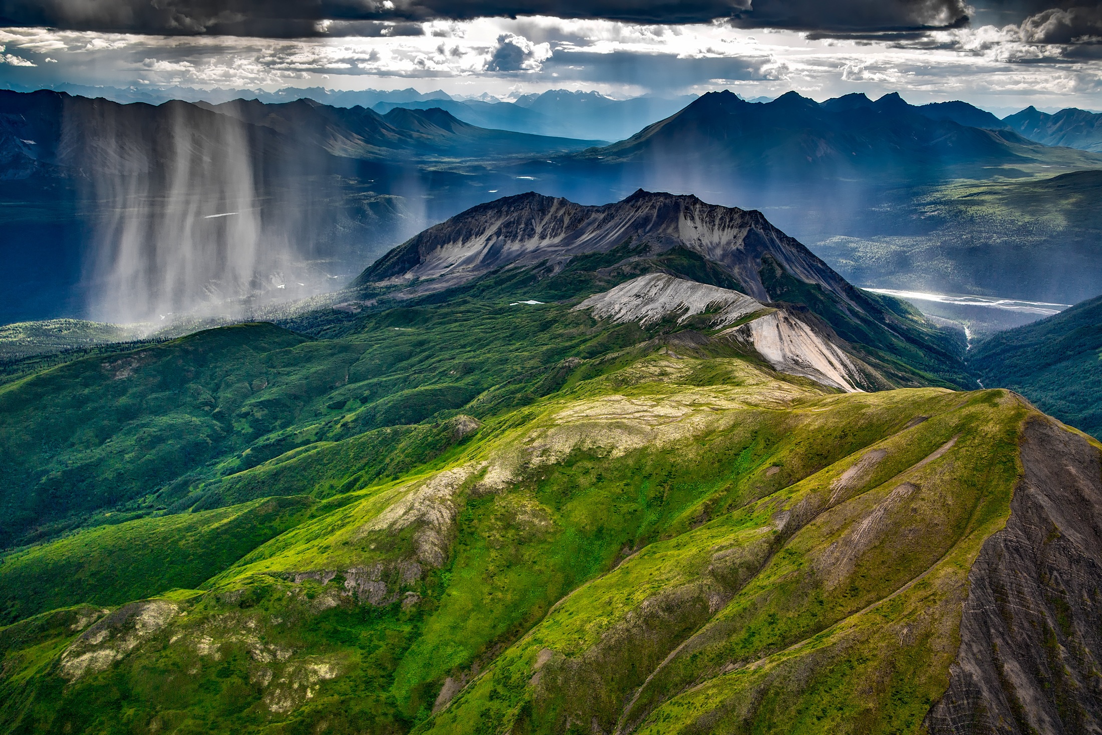 Descarga gratis la imagen Naturaleza, Montañas, Lluvia, Montaña, Nube, Tierra/naturaleza, Fotografía Aérea en el escritorio de tu PC