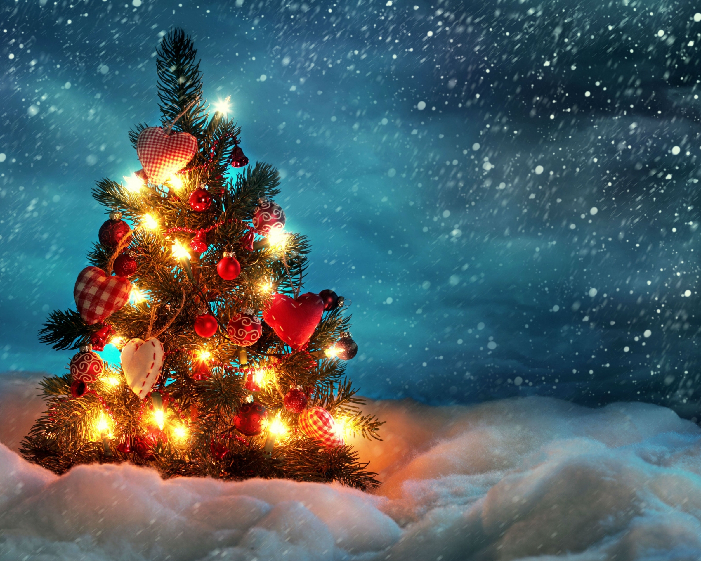 Завантажити шпалери безкоштовно Зима, Ніч, Сніг, Різдво, Свято, Різдвяна Ялинка, Різдвяні Прикраси, Снігопад, Різдвяні Вогники картинка на робочий стіл ПК
