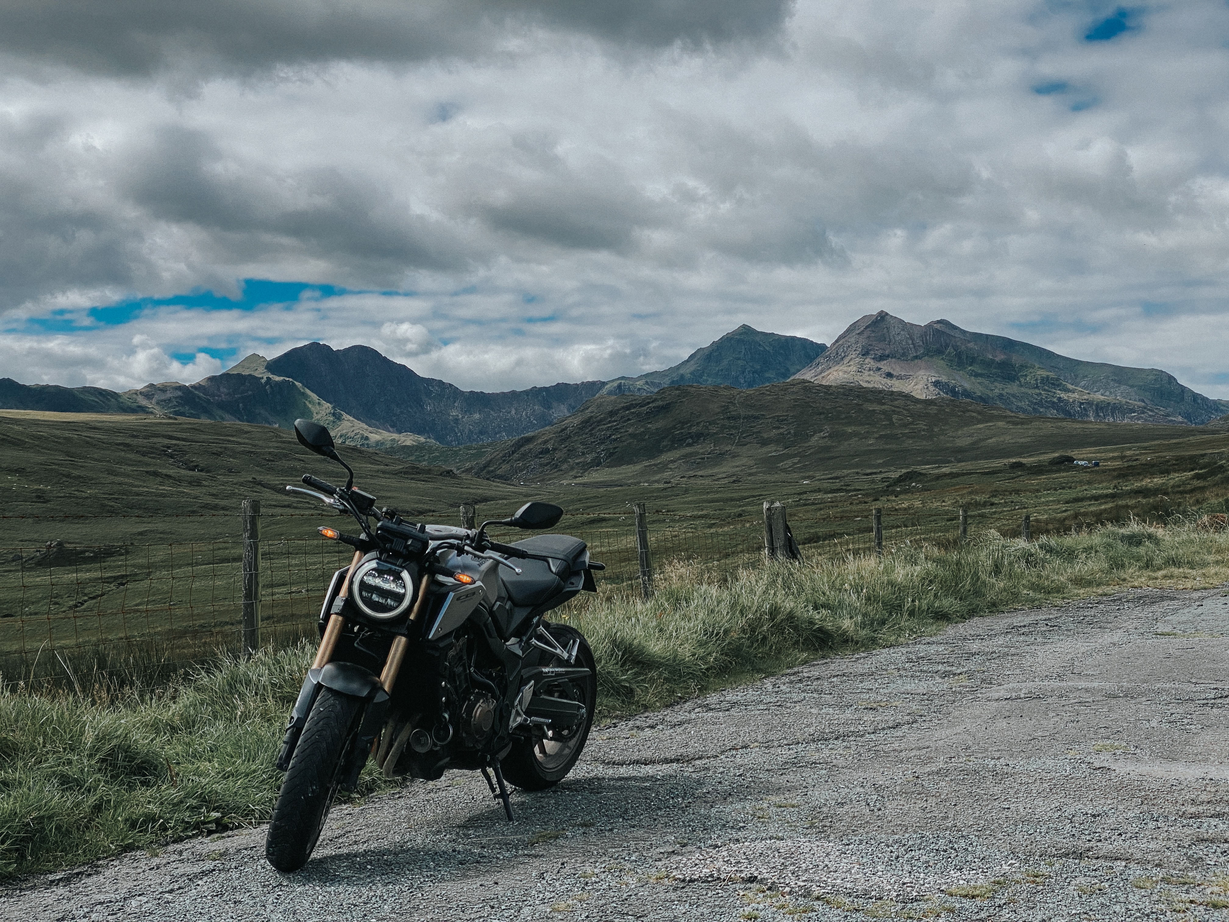 109412 скачать картинку мотоциклы, горы, черный, мотоцикл, байк - обои и заставки бесплатно