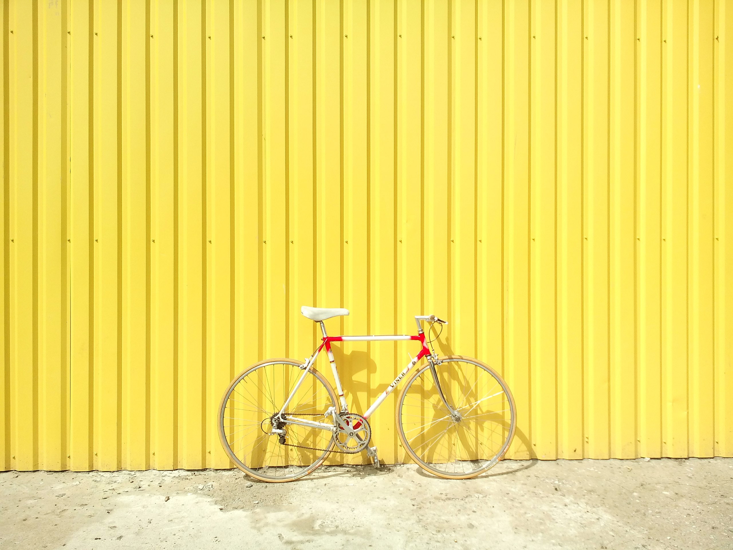 Скачать картинку Желтый, Стена, Разное, Велосипед, Лето в телефон бесплатно.