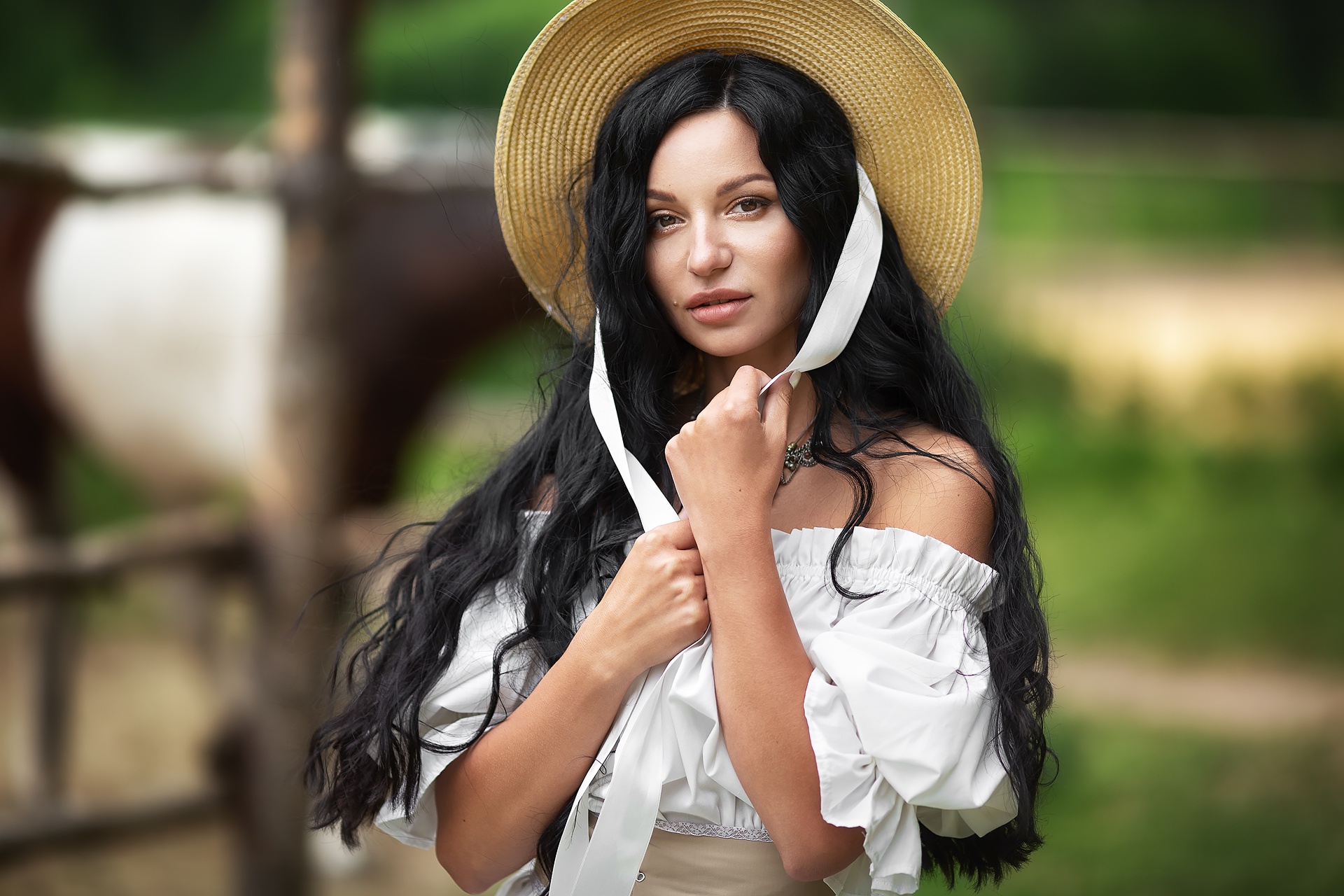 Baixar papel de parede para celular de Chapéu, Modelo, Mulheres, Olhos Castanhos, Cabelo Preto, Cabelo Longo, Profundidade De Campo gratuito.