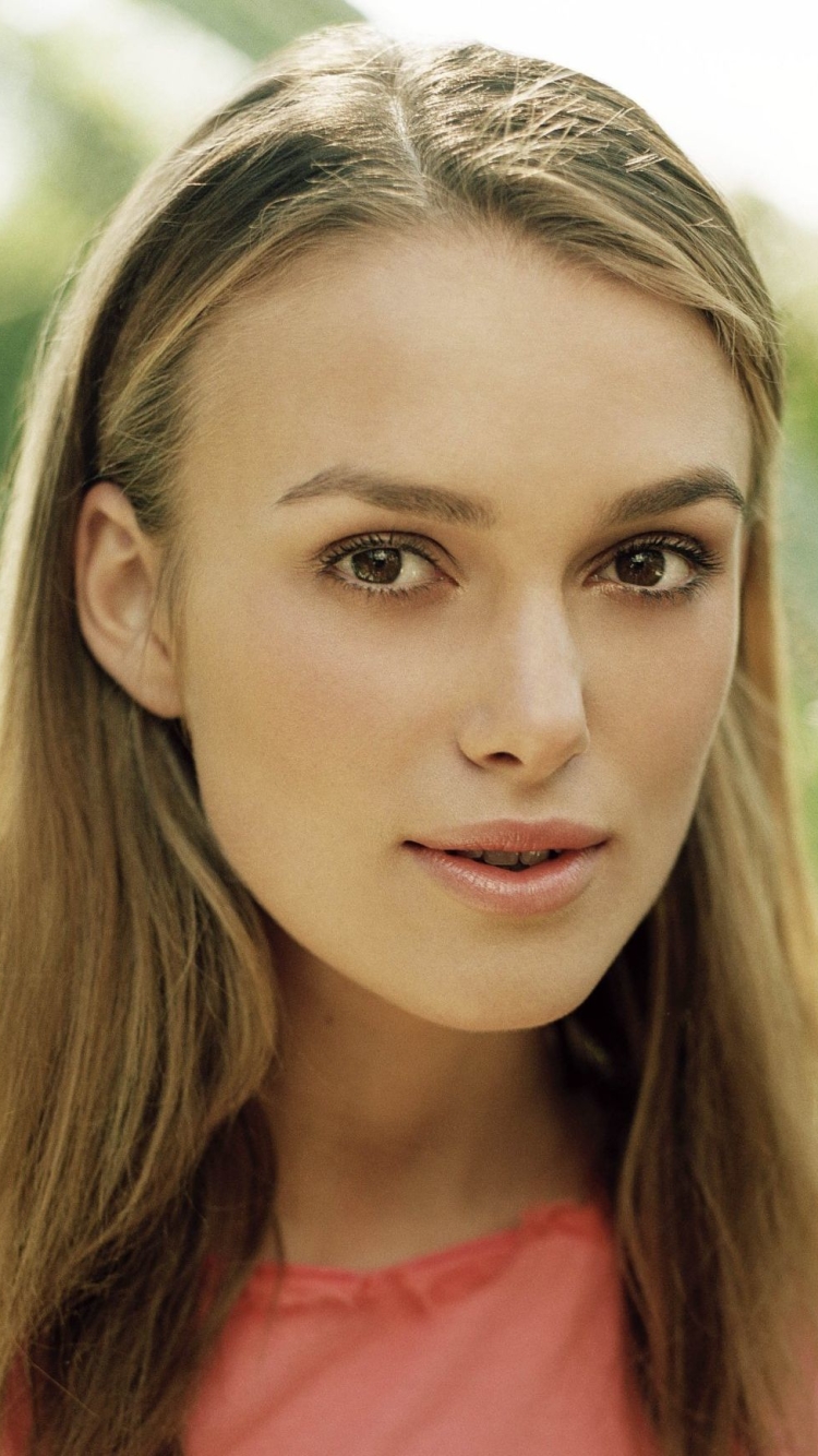 Handy-Wallpaper Englisch, Gesicht, Brünette, Braune Augen, Berühmtheiten, Keira Knightley, Darstellerin kostenlos herunterladen.