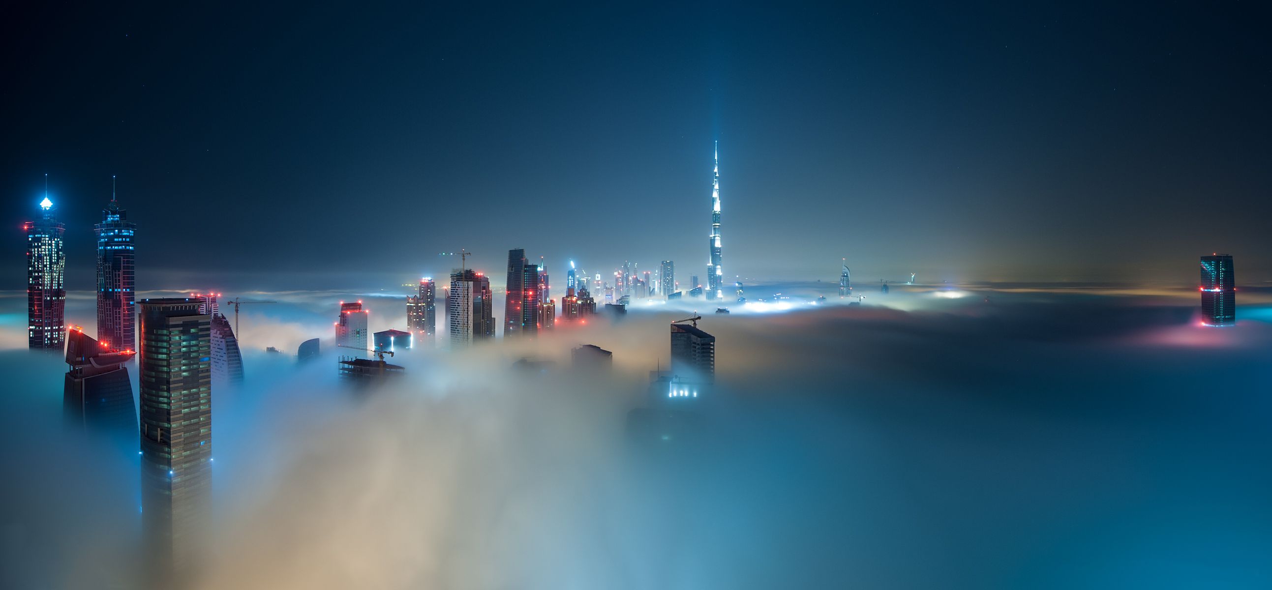 Handy-Wallpaper Städte, Wolkenkratzer, Gebäude, Nebel, Dubai, Wolke, Menschengemacht kostenlos herunterladen.