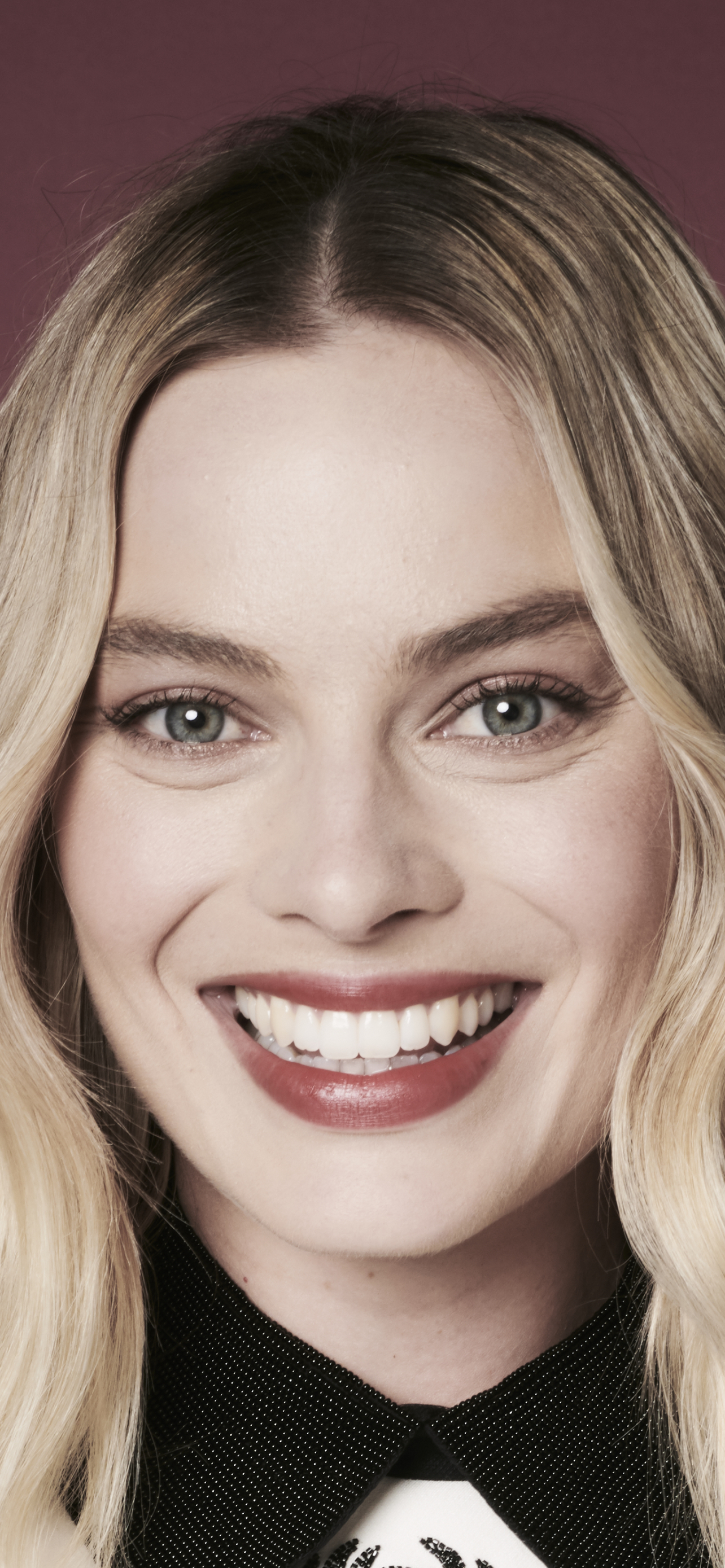 Download mobile wallpaper Smile, Blonde, Celebrity, Actress, Margot Robbie for free.