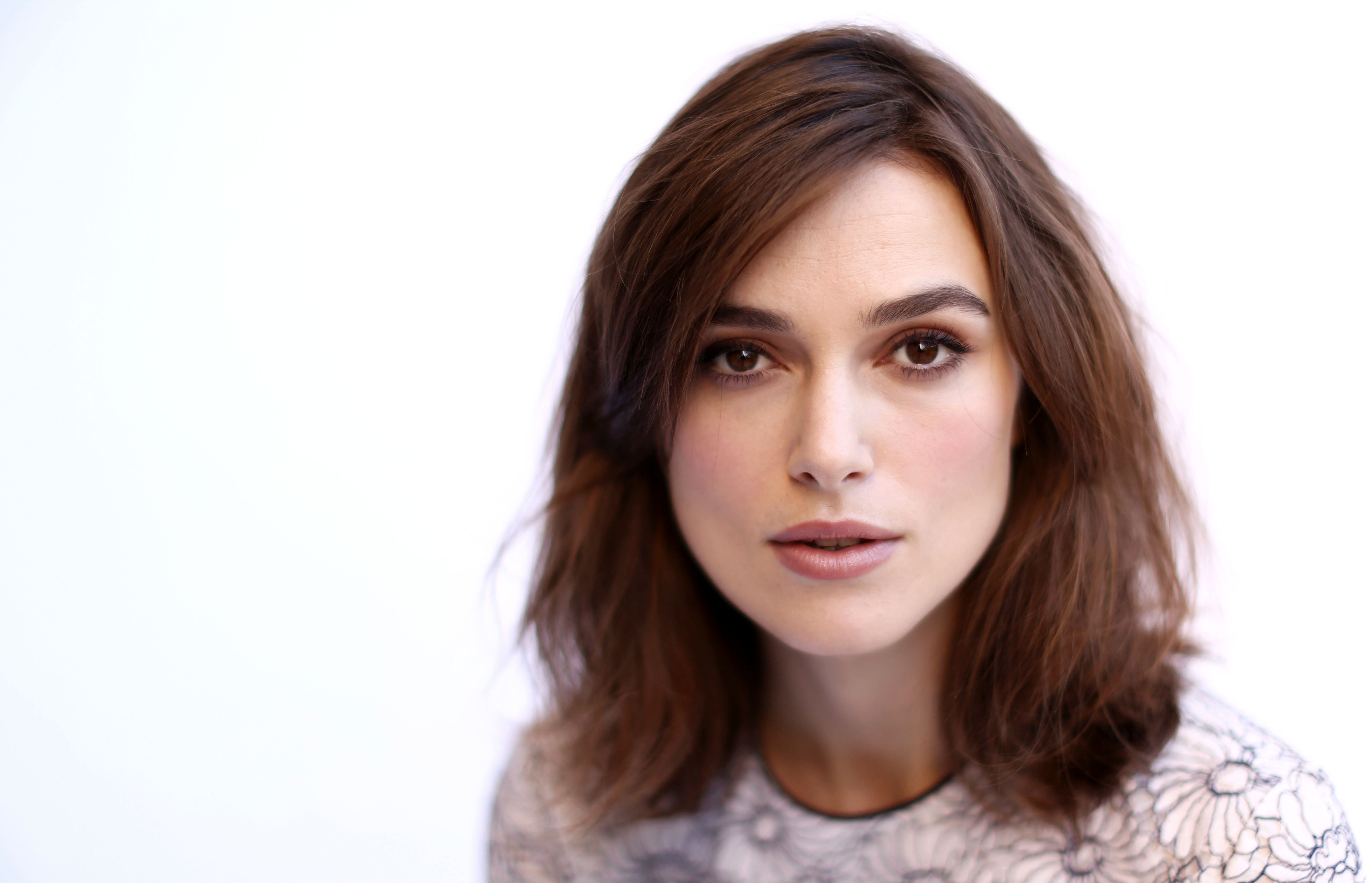 Download mobile wallpaper English, Face, Brunette, Celebrity, Brown Eyes, Keira Knightley, Actress, Stare for free.