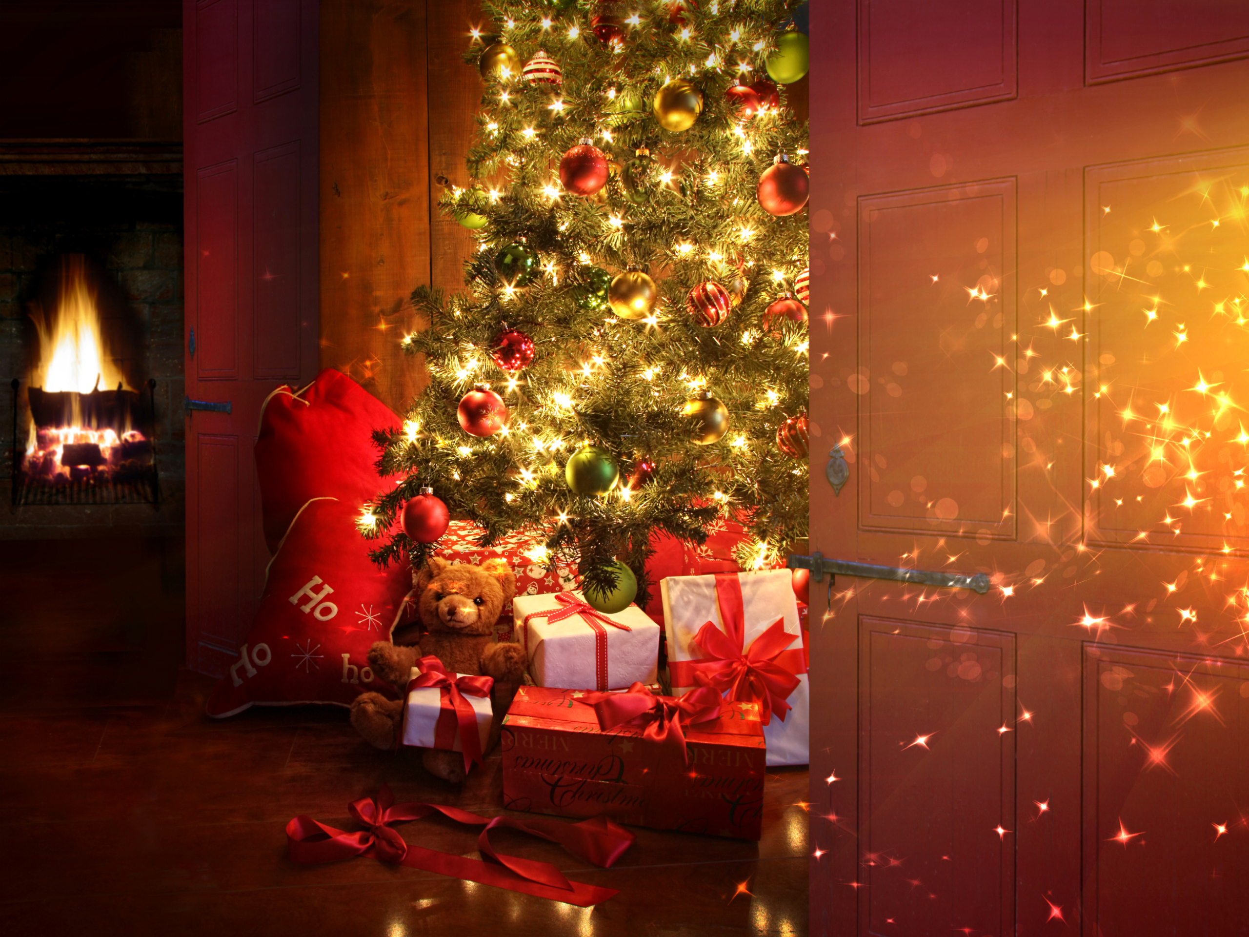 212046 завантажити картинку різдвяні вогники, подарунок, різдвяні прикраси, свято, різдво, різдвяна ялинка, камін, ведмедик тедді - шпалери і заставки безкоштовно