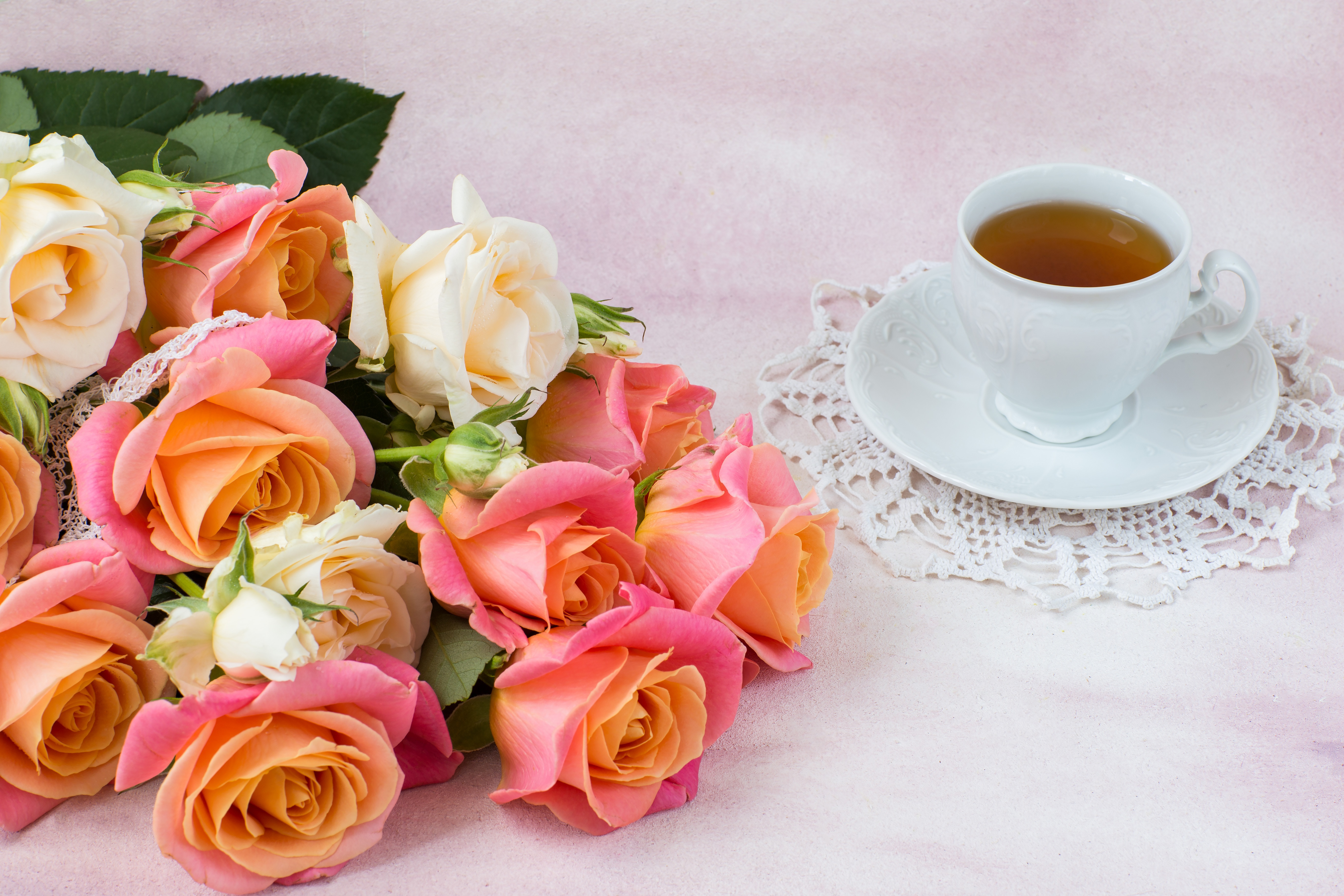 Handy-Wallpaper Blume, Rose, Tasse, Strauß, Tee, Nahrungsmittel kostenlos herunterladen.