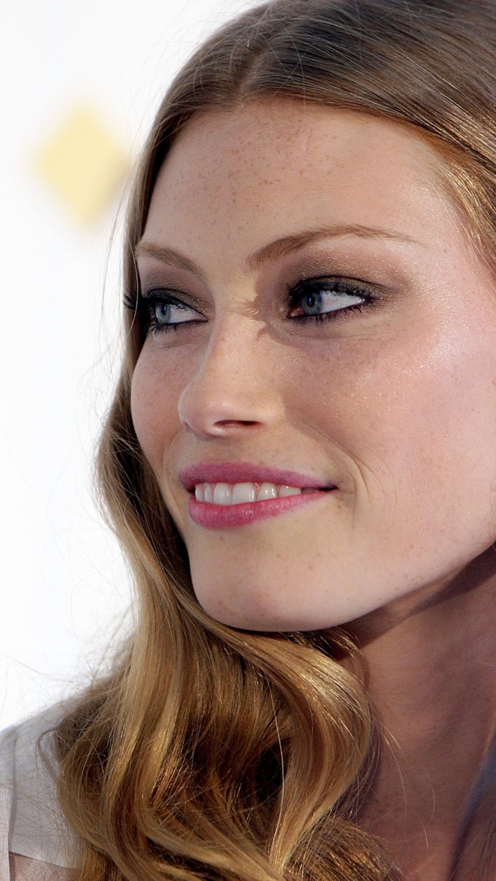 Handy-Wallpaper Lächeln, Blond, Gesicht, Frauen, Blondinen, Darstellerin, Alyssa Sutherland kostenlos herunterladen.