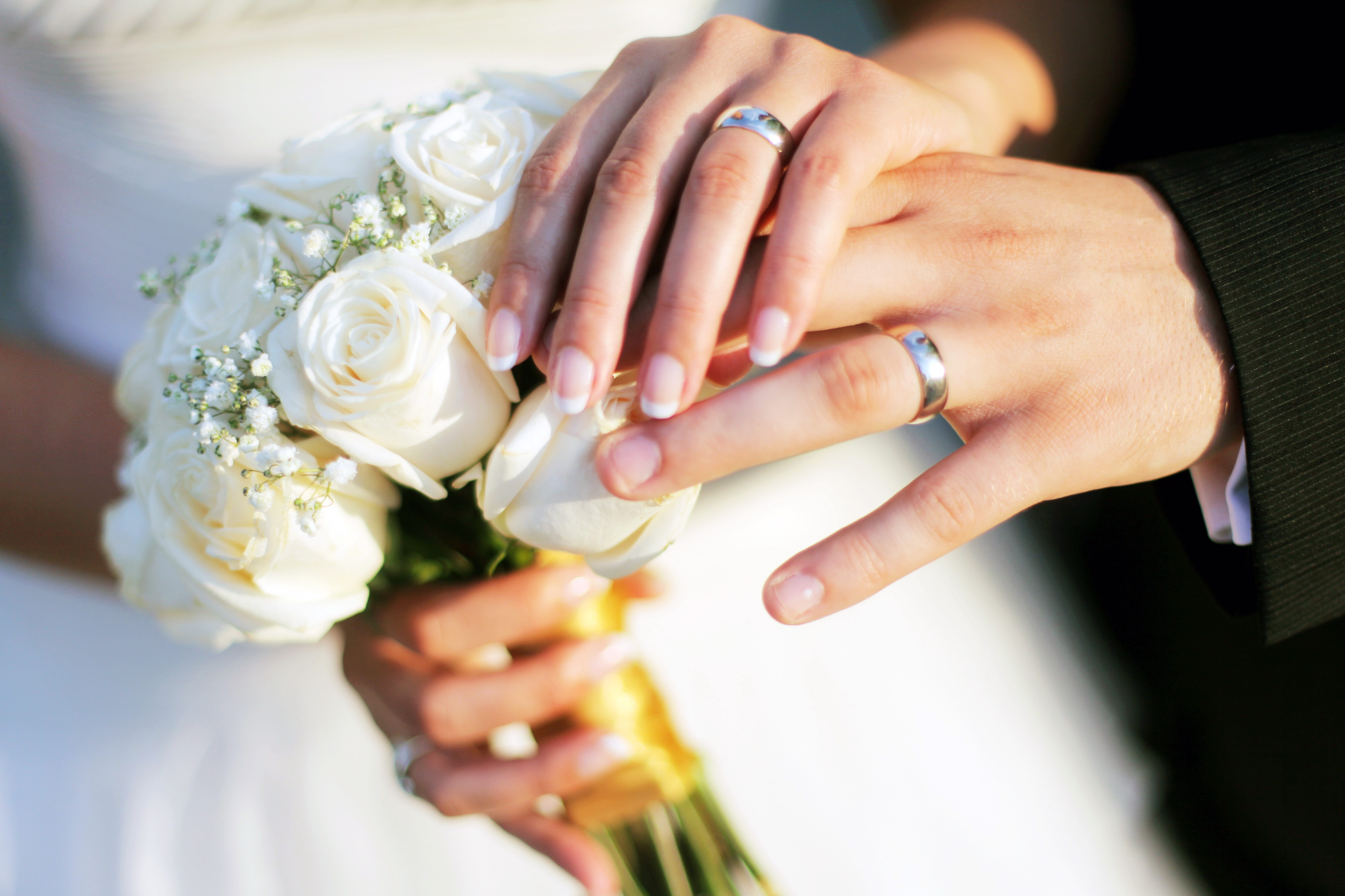 129442 скачать картинку свадьба, любовь, букет, розы, кольца, руки - обои и заставки бесплатно