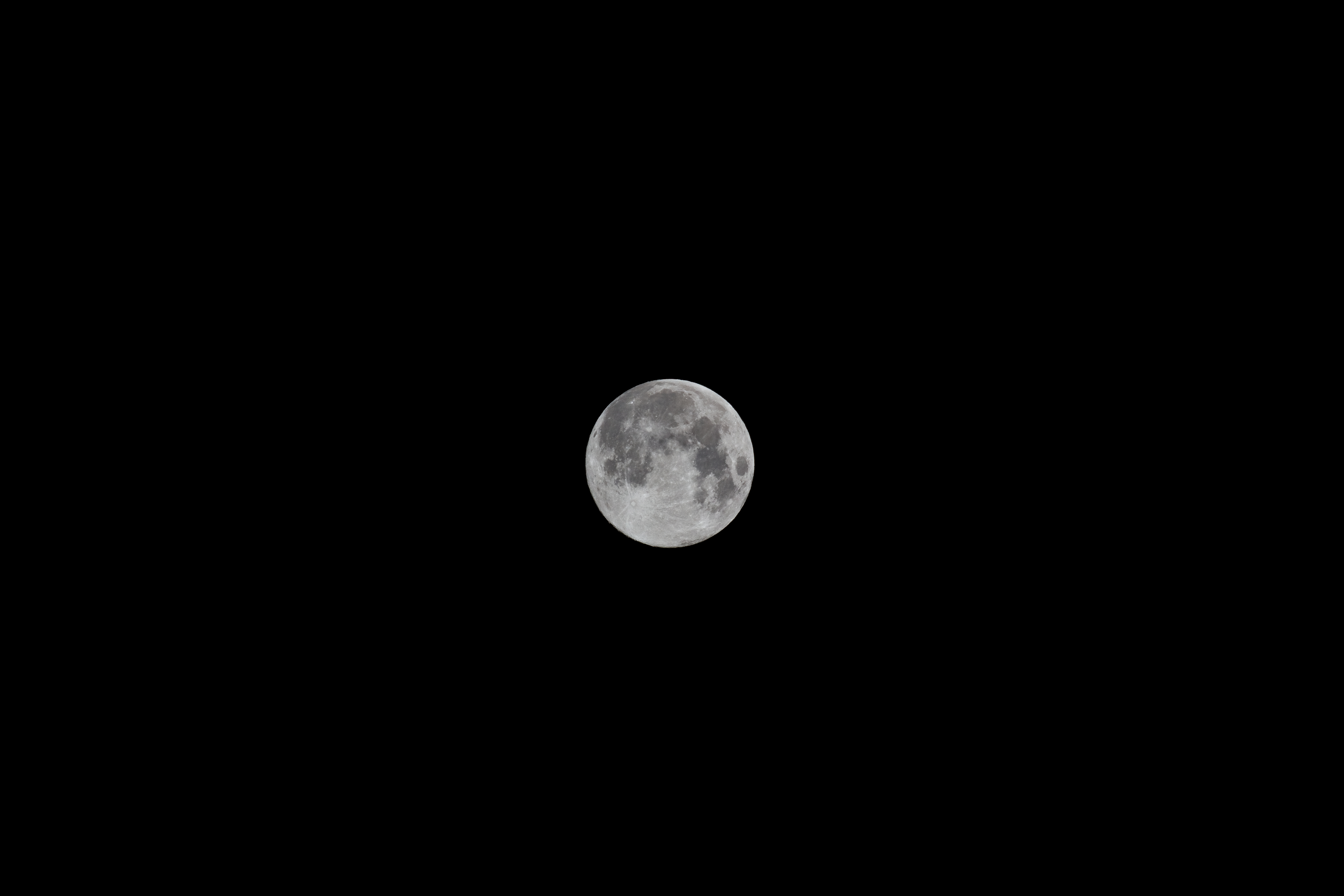 Скачать картинку Луна, Ночь, Небо, Полнолуние, Чб, Космос в телефон бесплатно.