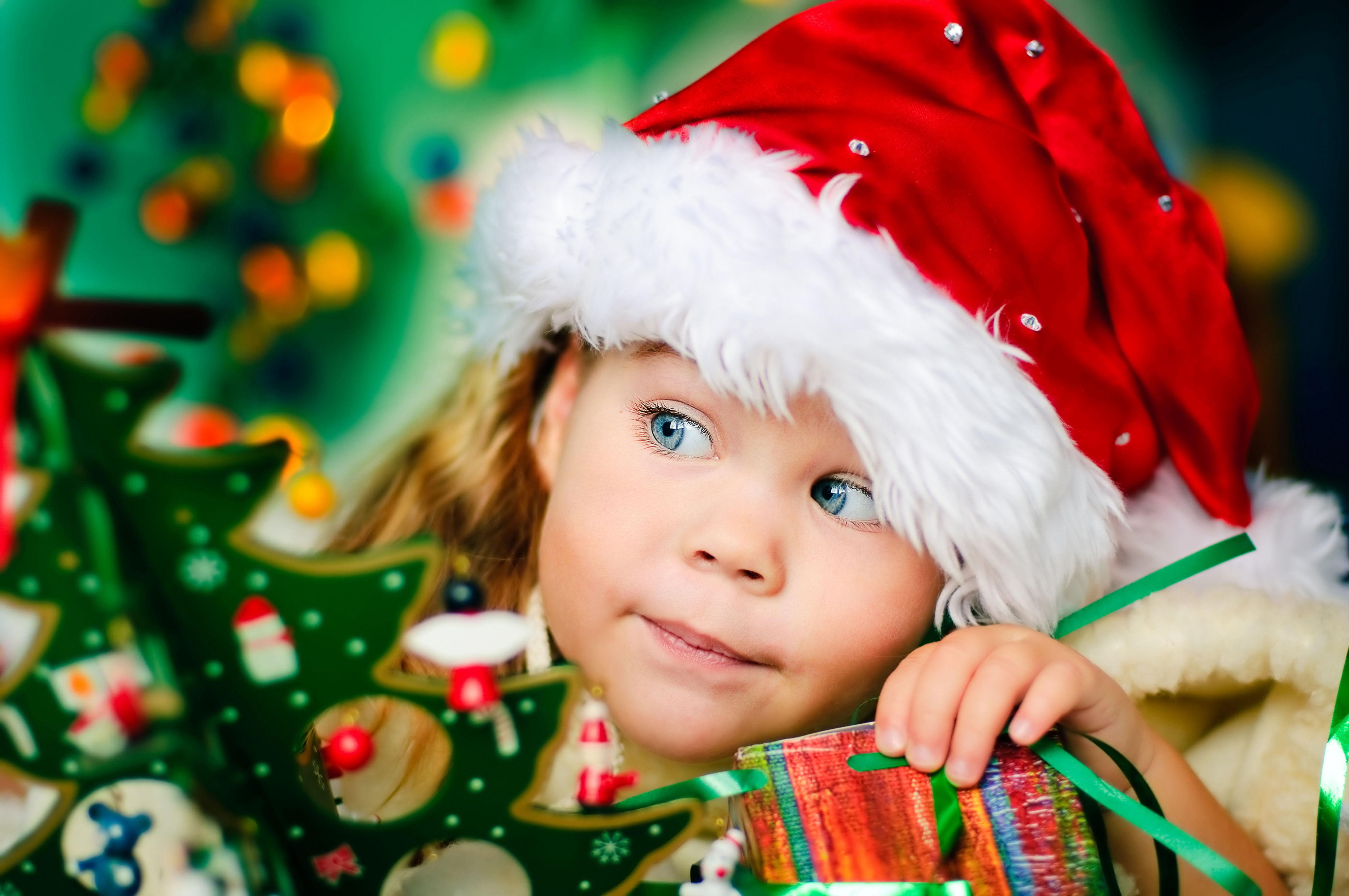 Скачать картинку Рождество, Лицо, Ребёнок, Голубые Глаза, Праздничные, Шляпа Санты в телефон бесплатно.