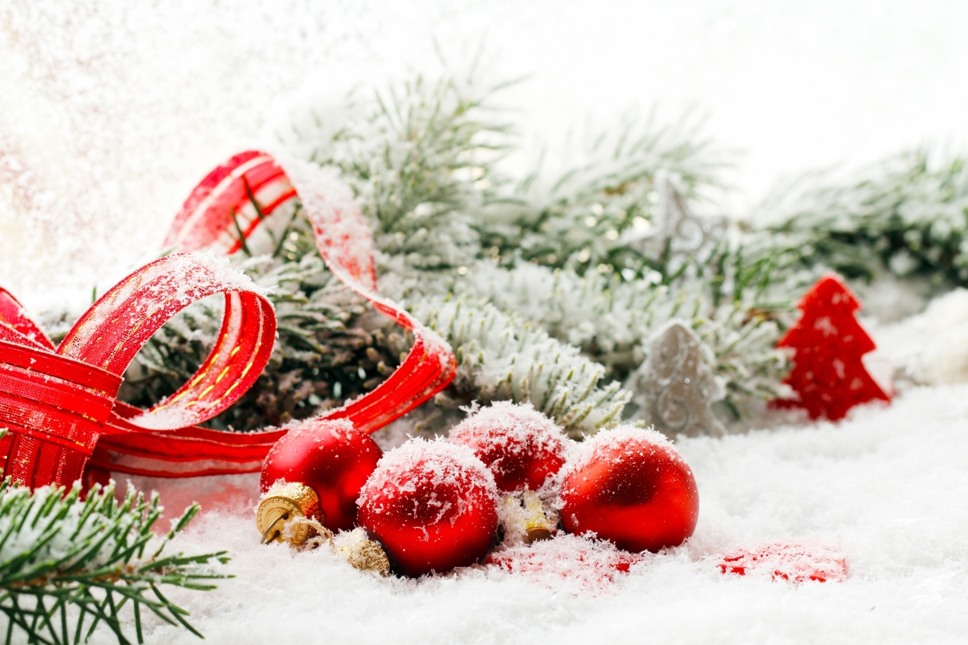 Free download wallpaper Snow, Christmas, Holiday, Decoration, Bauble on your PC desktop