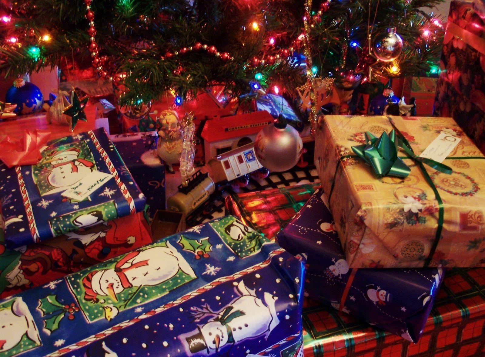 131241 скачать обои много, елка, праздники, рождество, новый год, праздник, настроение, подарки - заставки и картинки бесплатно