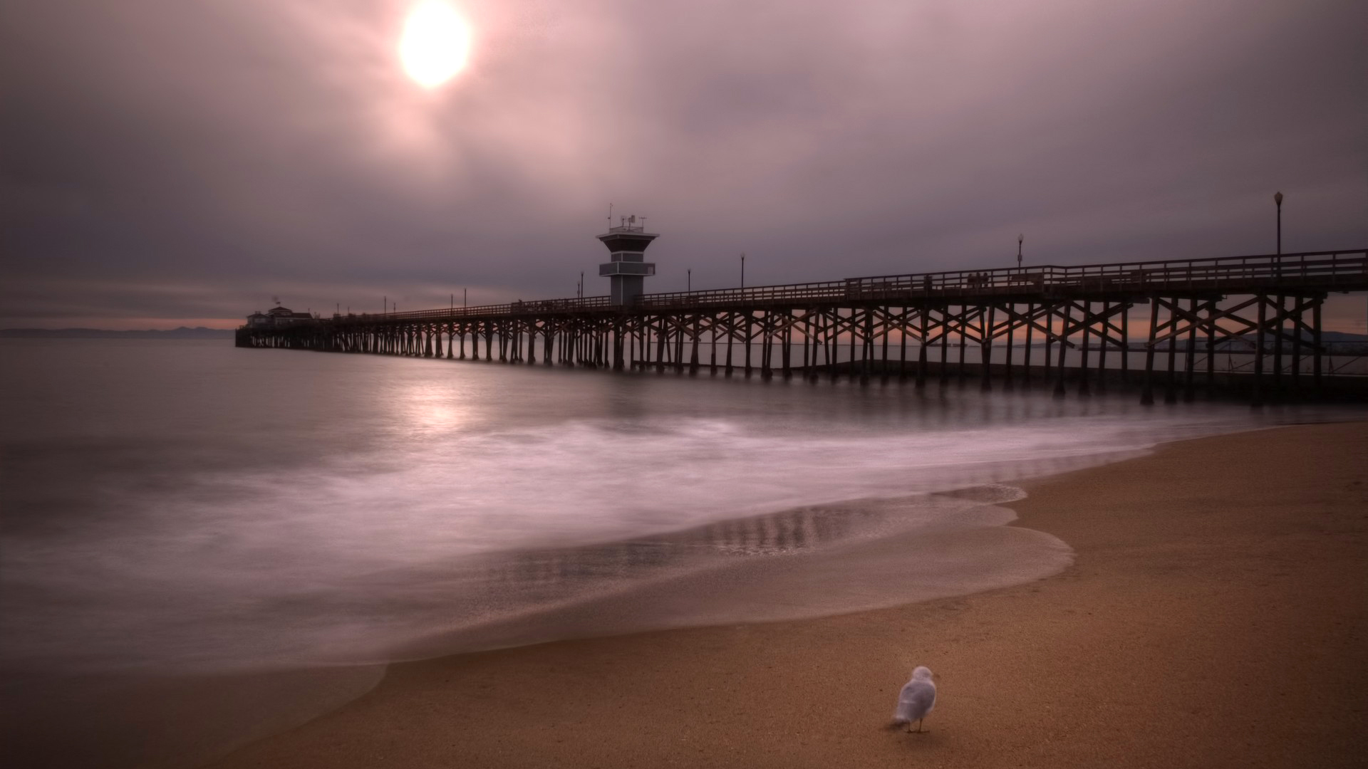 Скачать картинку Небо, Облака, Пляж, Пирс, Сша, Калифорния, Сделано Человеком в телефон бесплатно.