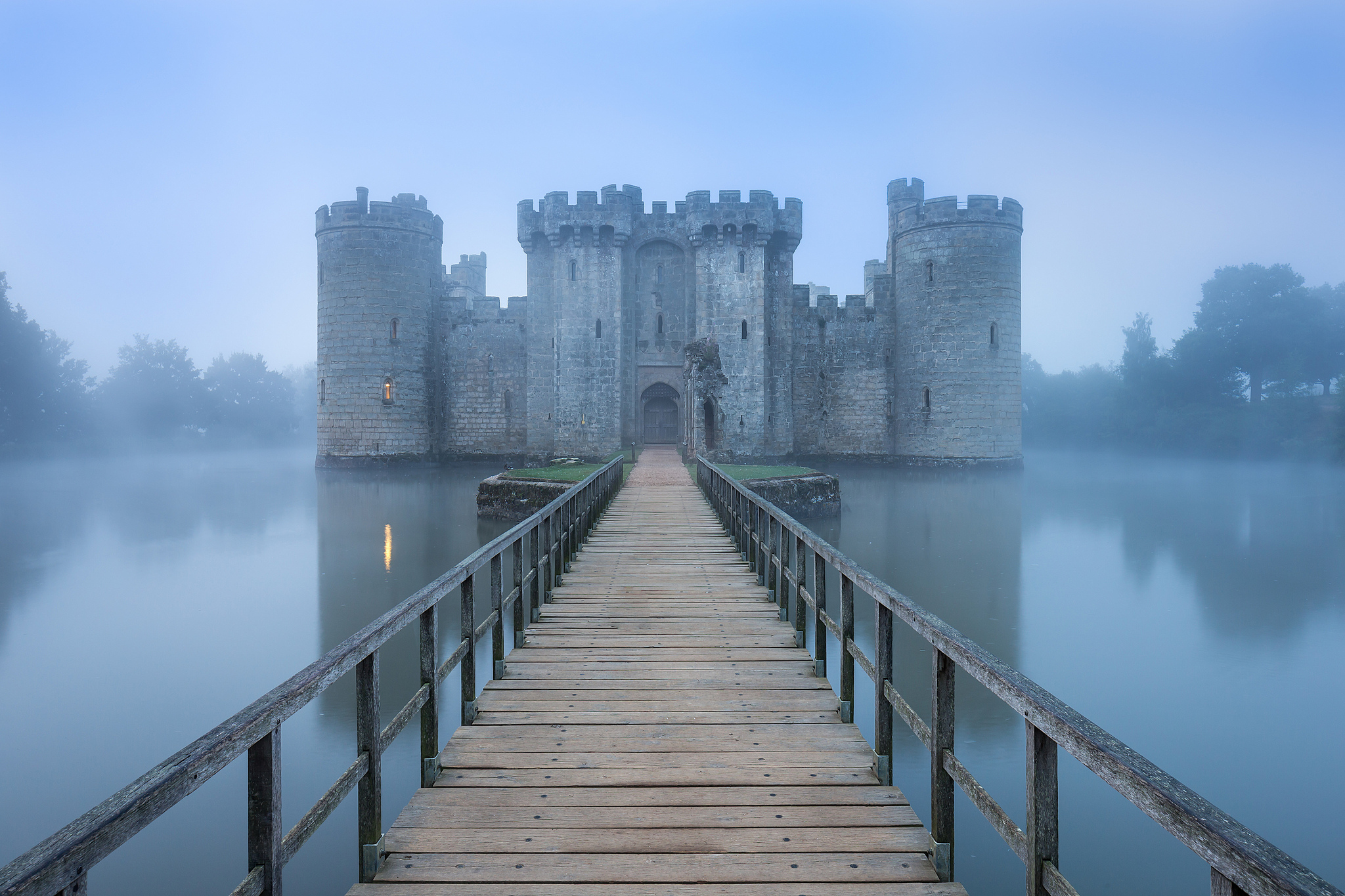 376086 descargar imagen castillos, hecho por el hombre, castillo de bodiam, castillo, niebla, reflejo: fondos de pantalla y protectores de pantalla gratis