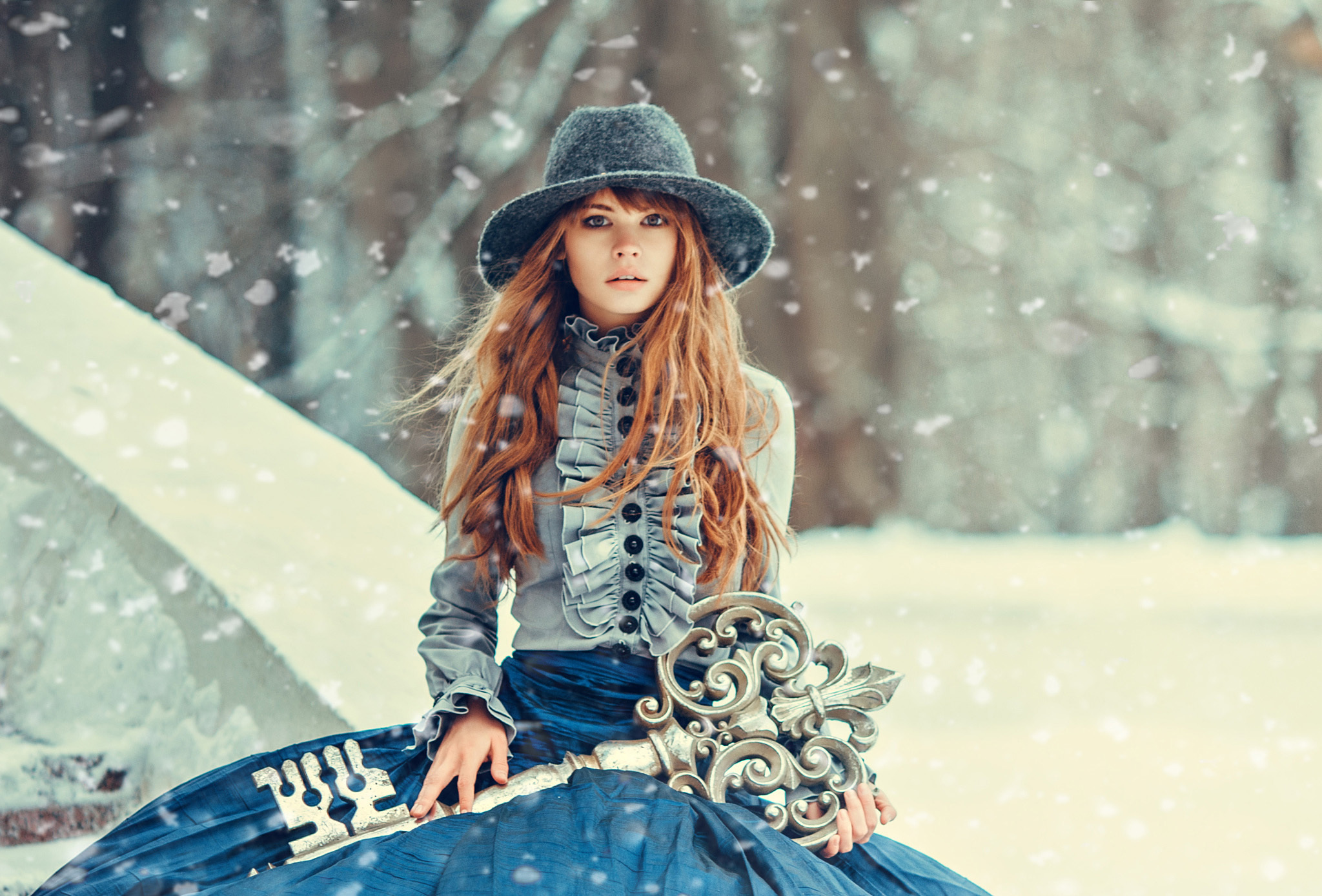779993 скачать картинку женщины, анастасия щеглова, платье, шляпа, ключ, модель, рыжая, снегопад, зима - обои и заставки бесплатно