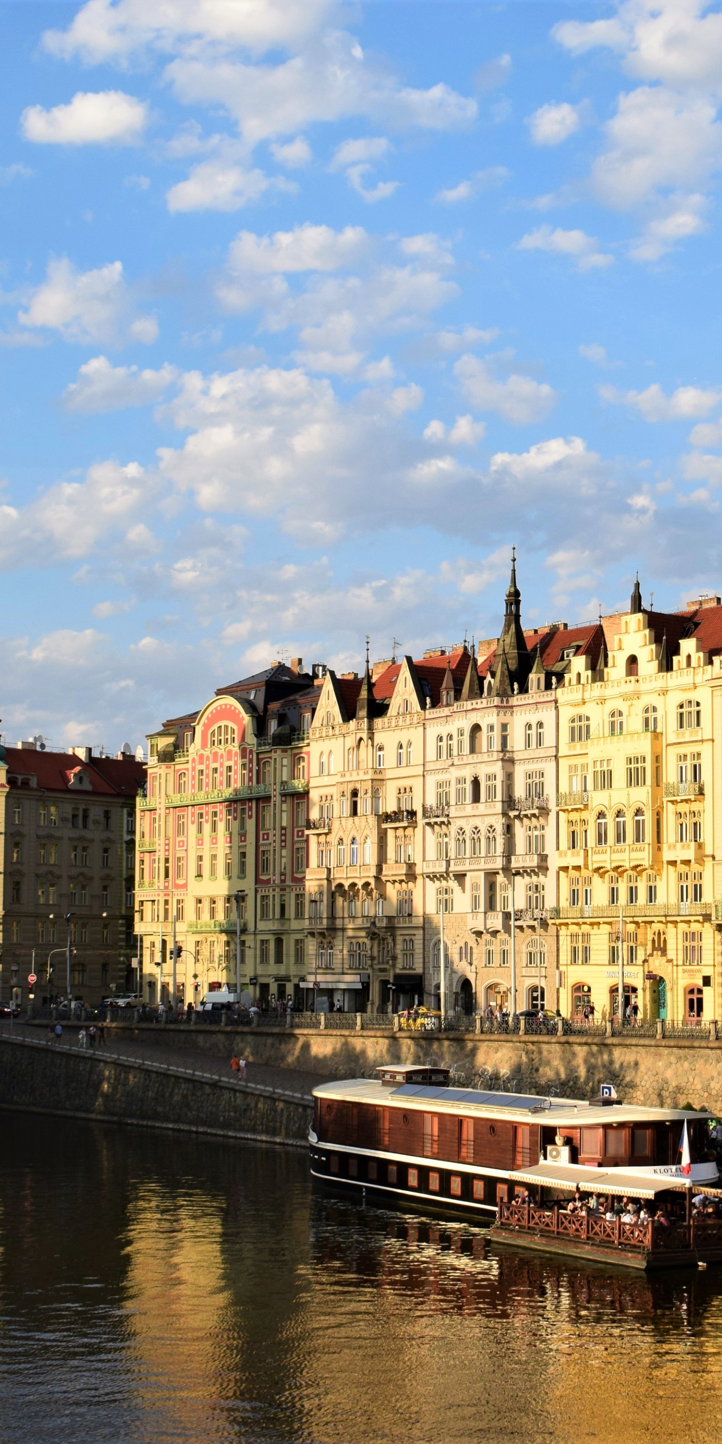 Handy-Wallpaper Städte, Architektur, Stadt, Gebäude, Prag, Tschechien, Tschechische Republik, Die Architektur, Menschengemacht, Großstadt, Flussboot kostenlos herunterladen.