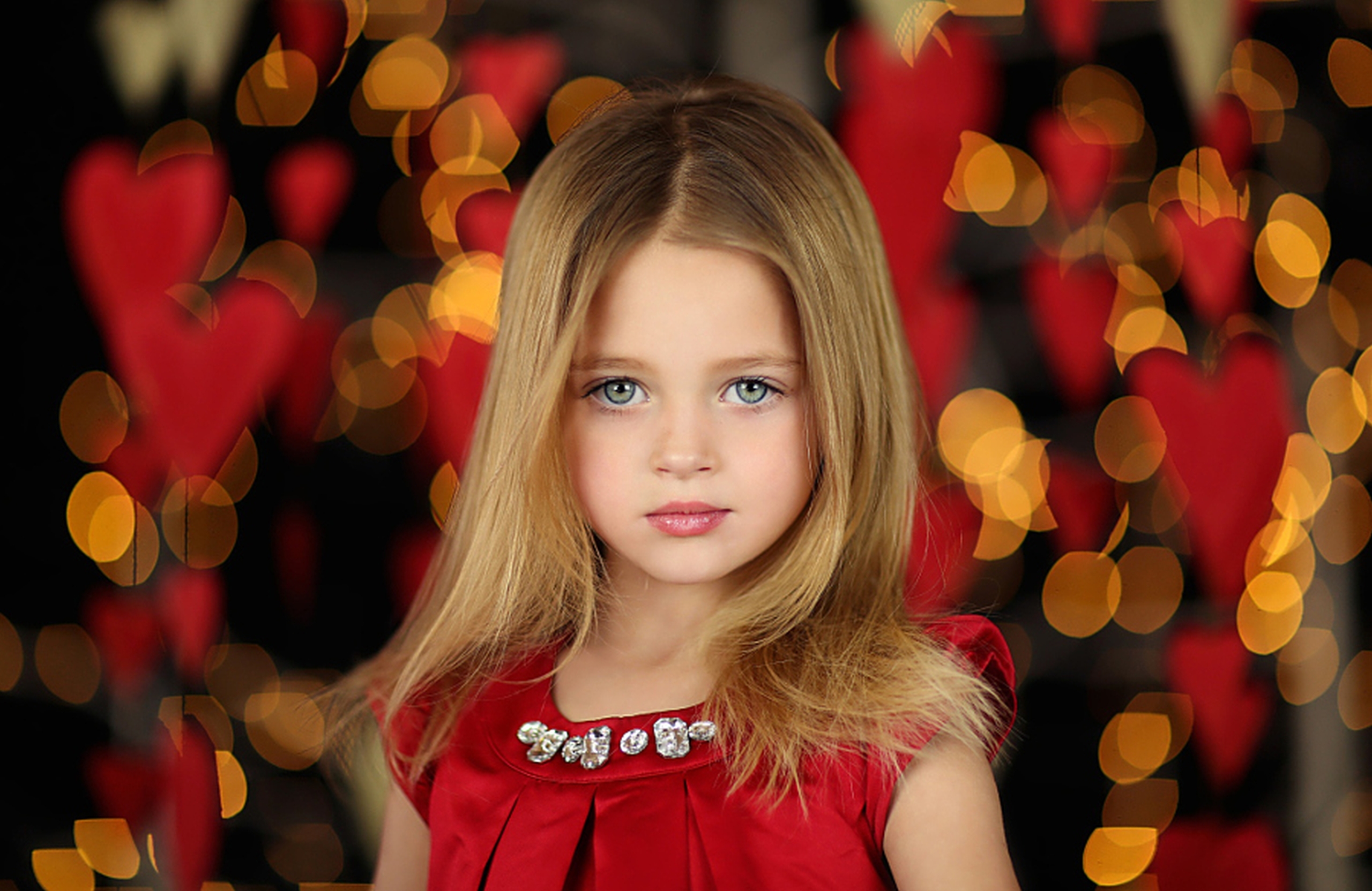 739635 descargar fondo de pantalla niño, fotografía, rubia, bokeh, lindo, ojos verdes, niñita, vestido rojo: protectores de pantalla e imágenes gratis