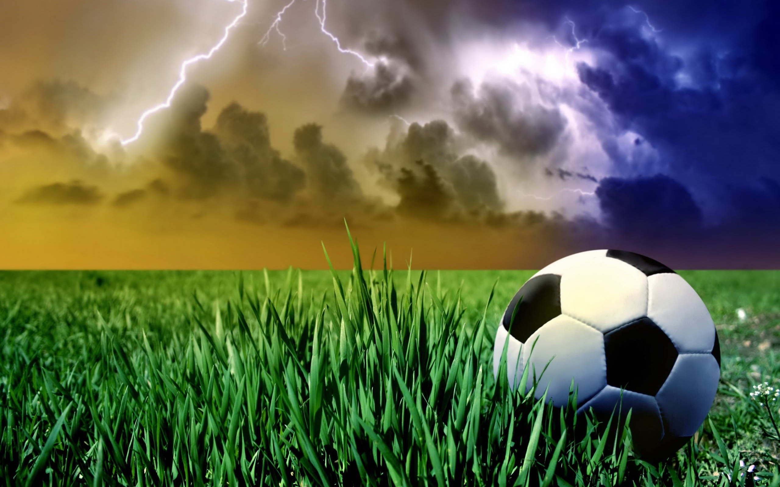Laden Sie das Sport, Landschaft, Sky, Clouds, Grass, Blitz, Fußball-Bild kostenlos auf Ihren PC-Desktop herunter
