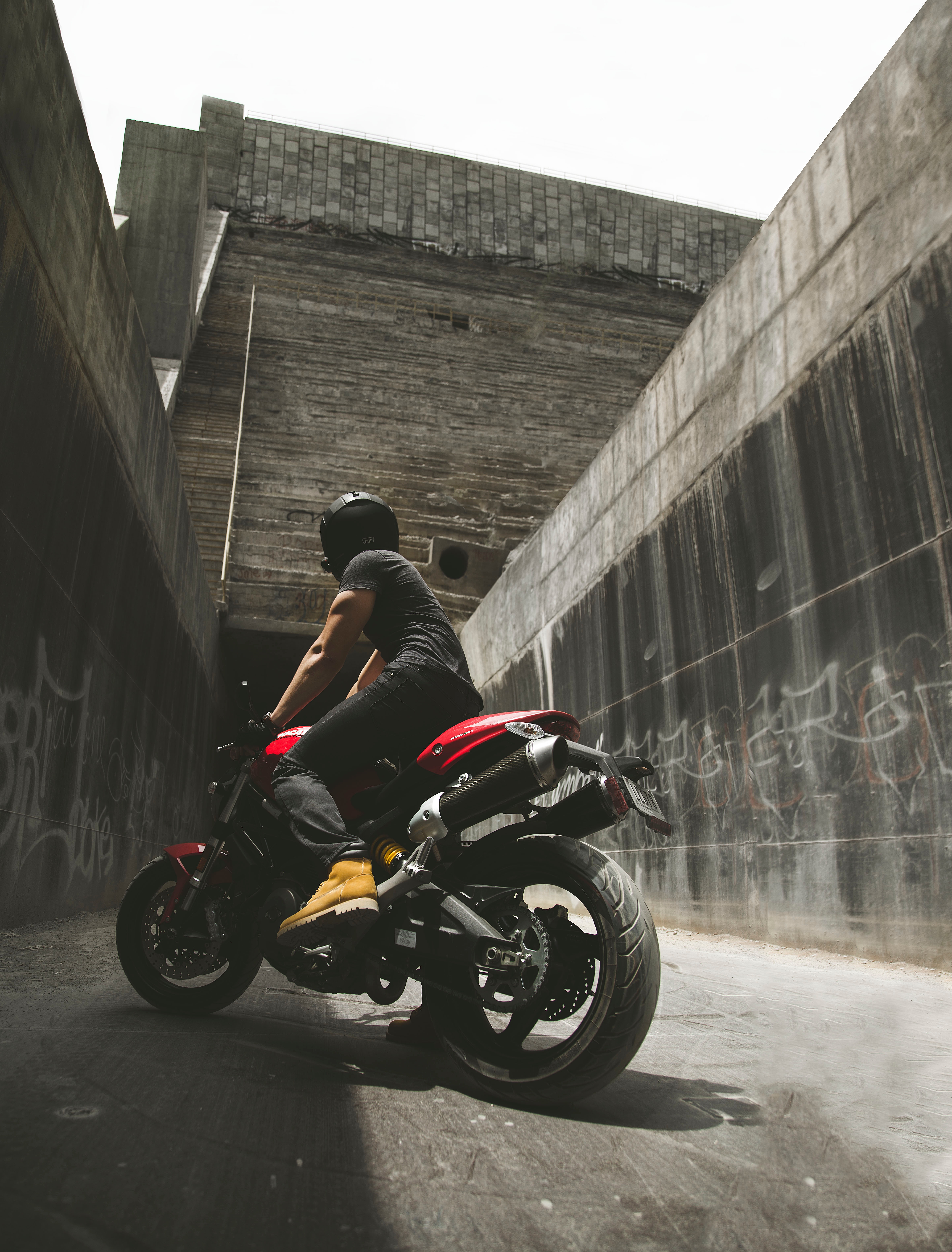 120773 descargar imagen paredes, motocicletas, casco, motociclista, motocicleta, hormigón: fondos de pantalla y protectores de pantalla gratis