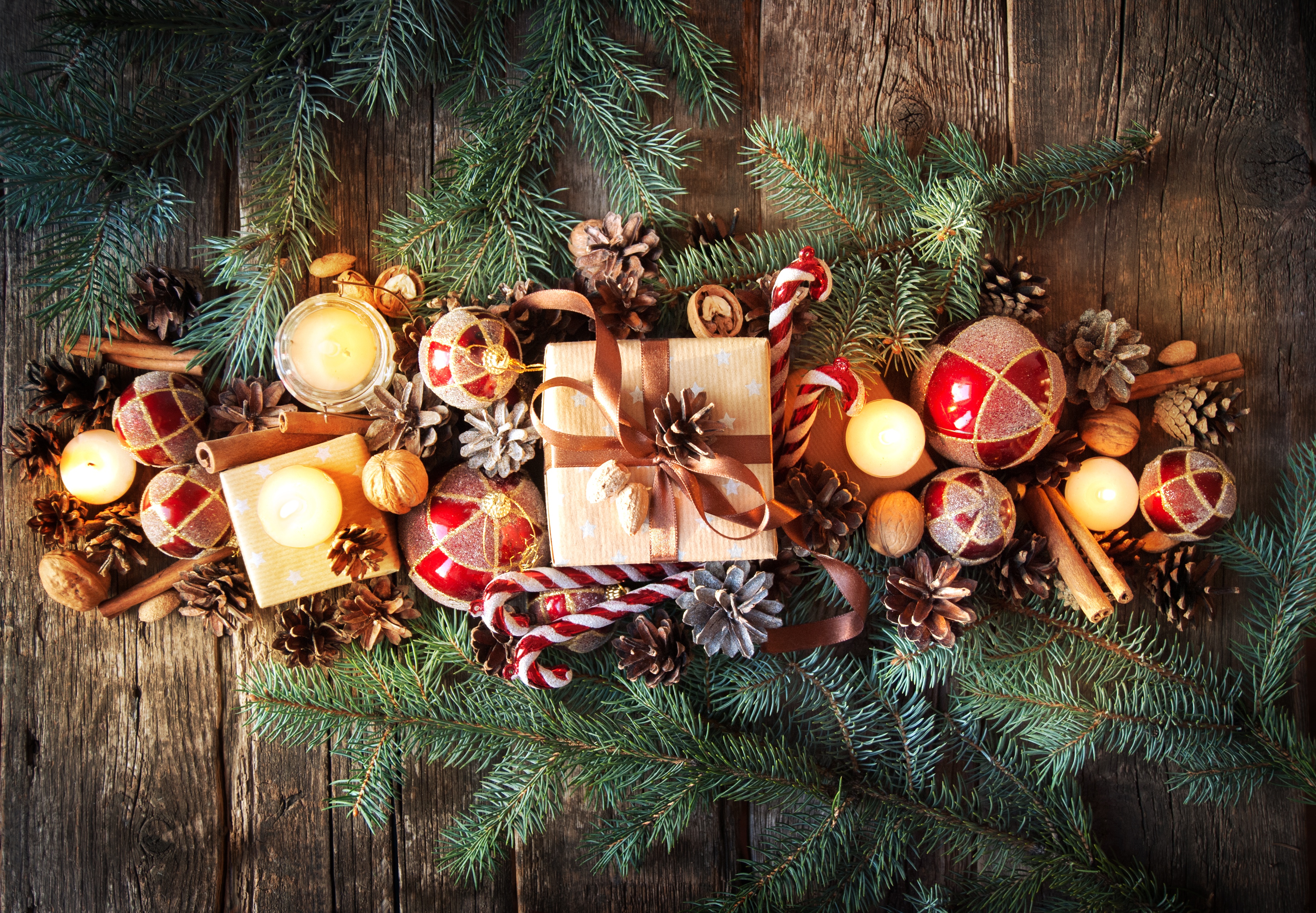 Handy-Wallpaper Feiertage, Weihnachten, Geschenk, Zimt, Tannenzapfen, Flitter kostenlos herunterladen.