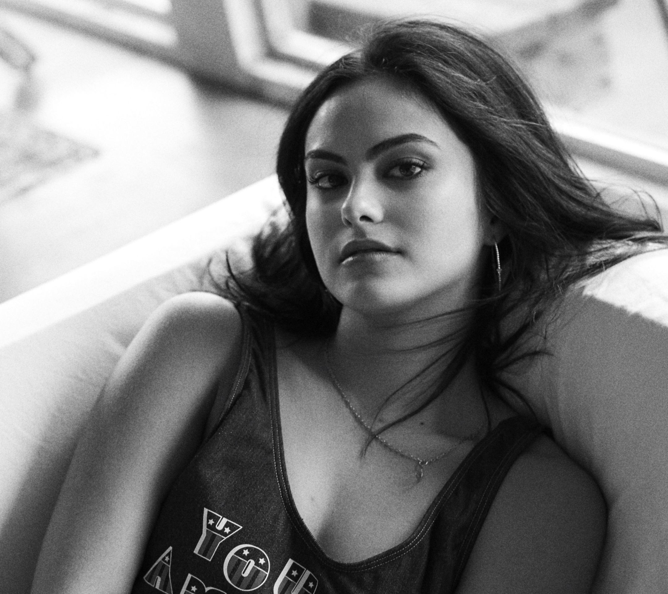 Baixar papel de parede para celular de Monocromático, Celebridade, Atriz, Camila Mendes gratuito.