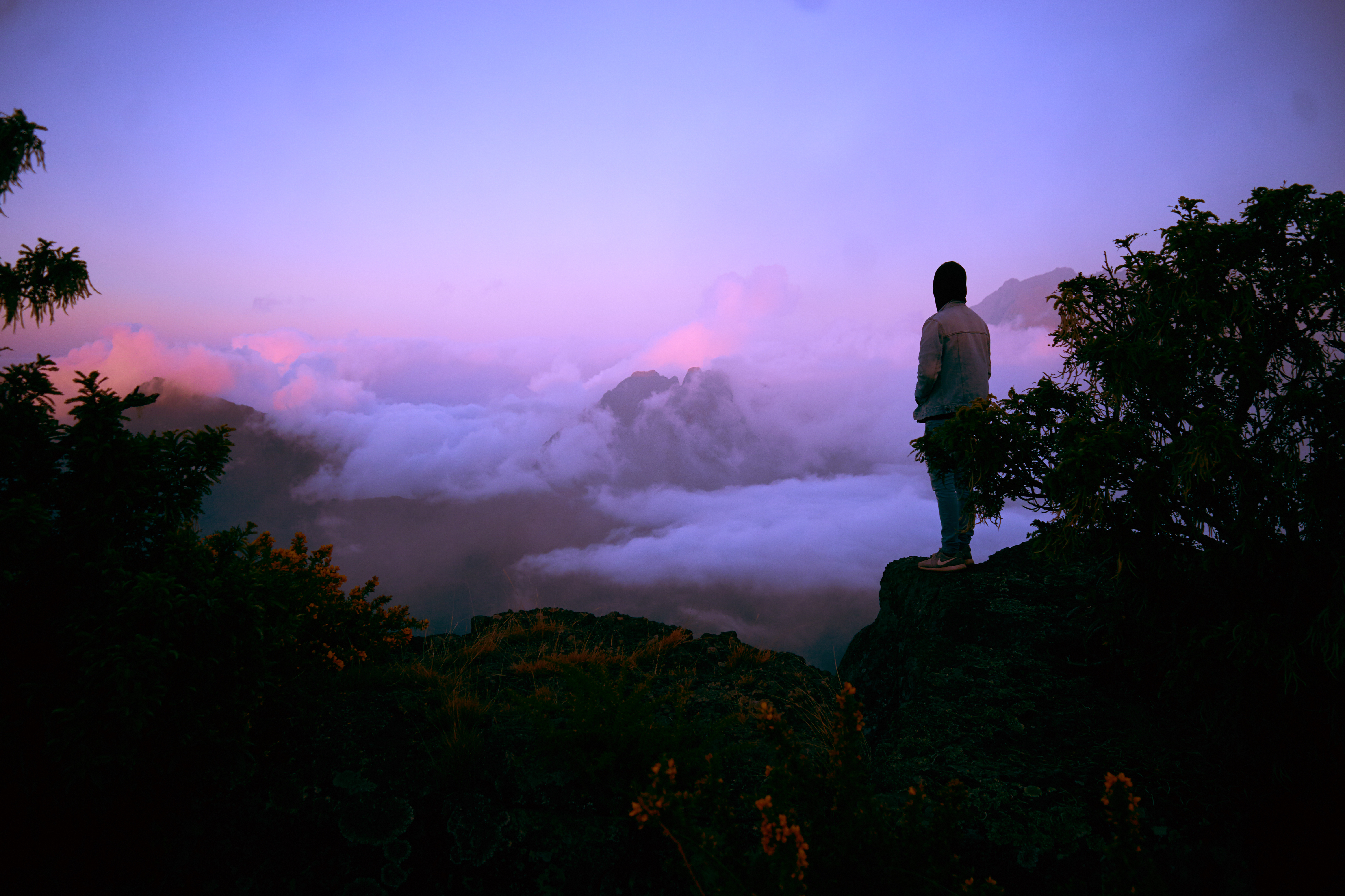 Handy-Wallpaper Natur, Nach Oben, Scheitel, Mountains, Nebel, Person, Mensch kostenlos herunterladen.