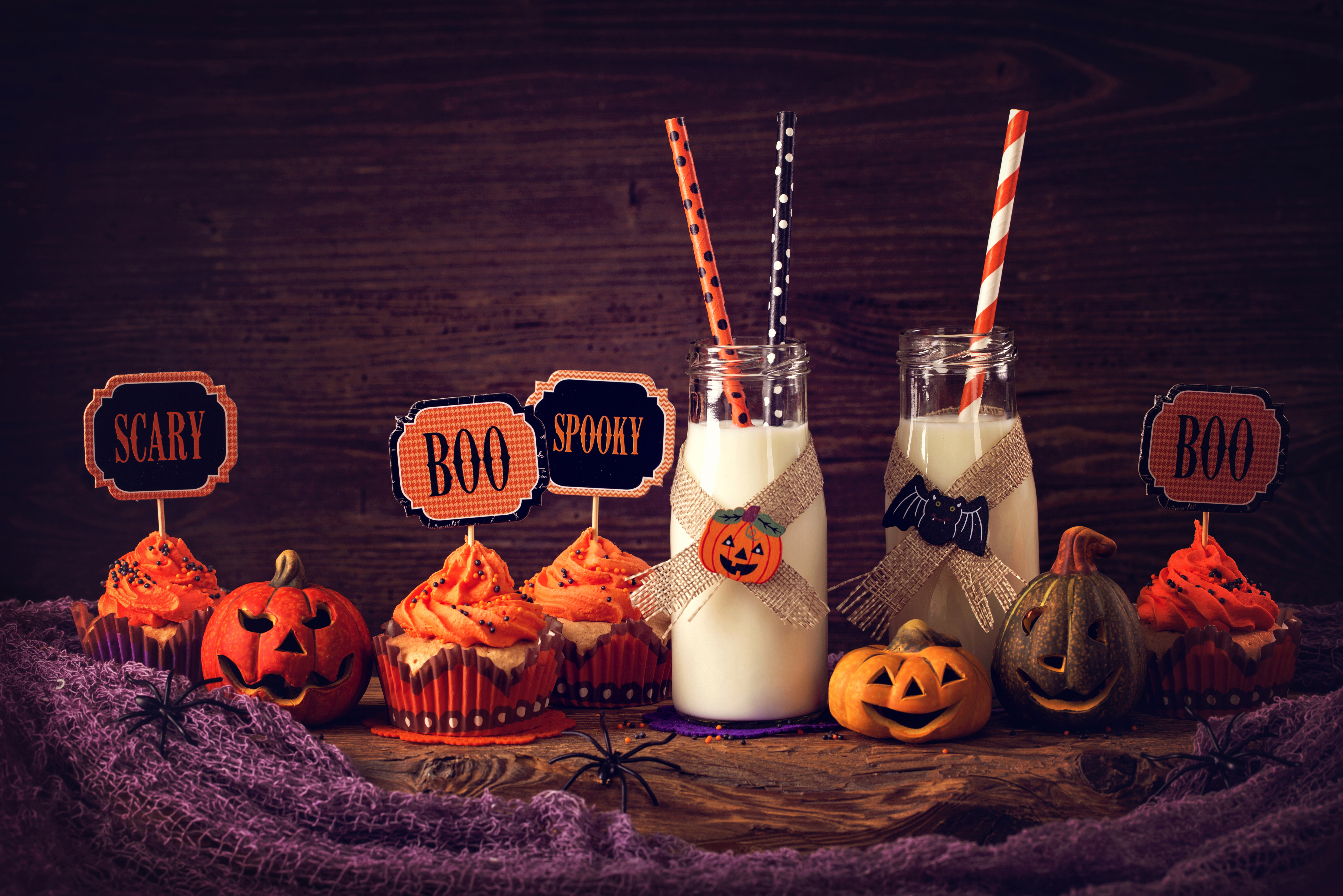 Handy-Wallpaper Halloween, Kürbis, Cupcake, Milch, Nahrungsmittel, Stillleben kostenlos herunterladen.