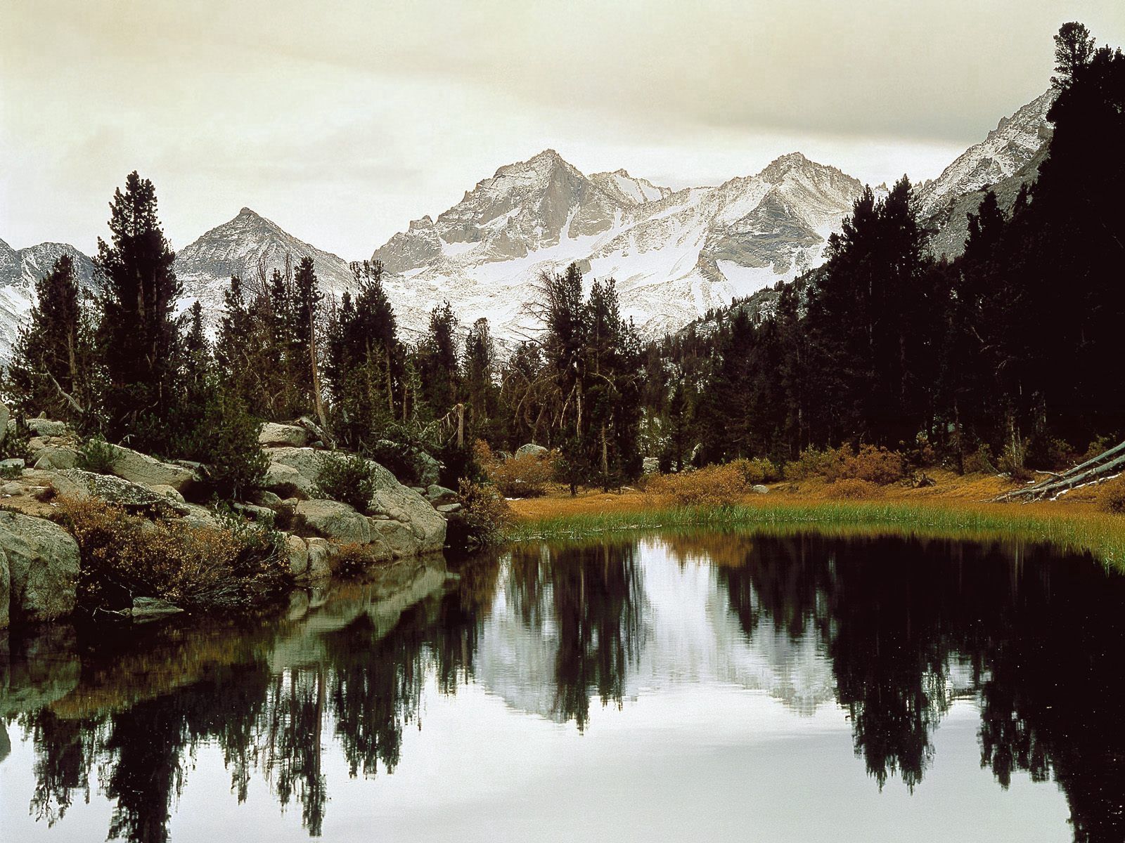 Laden Sie das Teich, Grass, See, Mountains, Natur, Herbst-Bild kostenlos auf Ihren PC-Desktop herunter