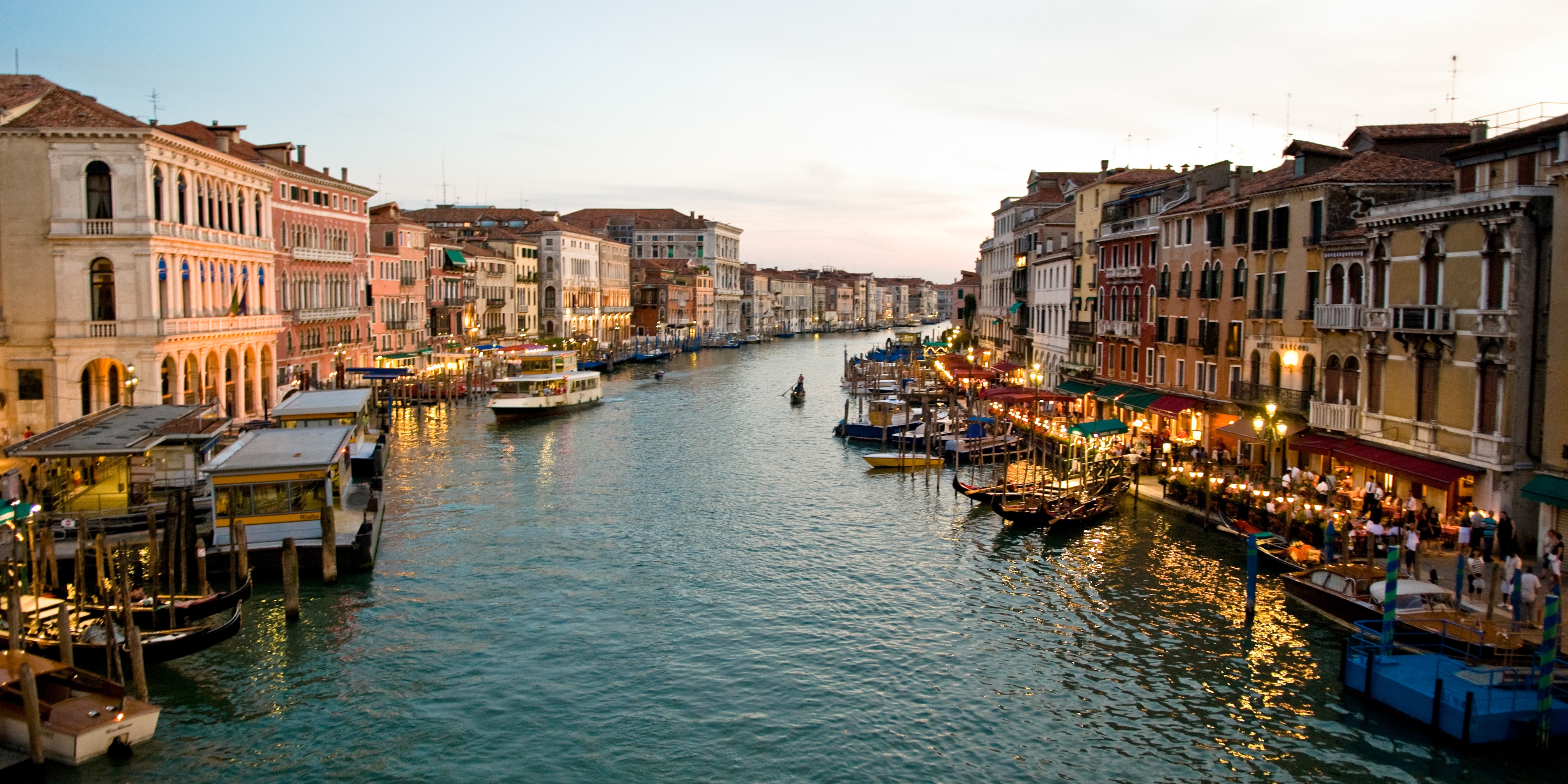 Скачать обои бесплатно Здания, Гондольеры, Канал, Венеция, Города картинка на рабочий стол ПК