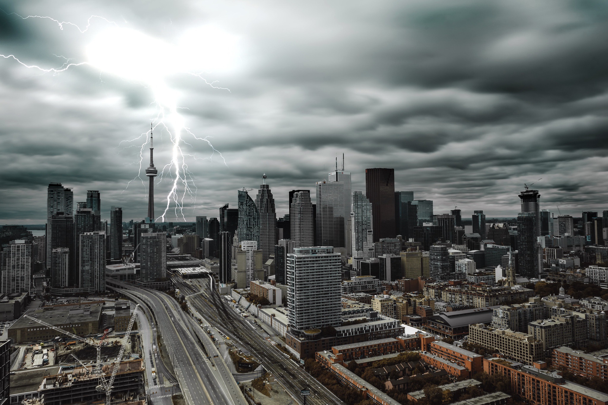 Laden Sie das Städte, Blitz, Wolkenkratzer, Gebäude, Kanada, Toronto, Menschengemacht, Großstadt-Bild kostenlos auf Ihren PC-Desktop herunter