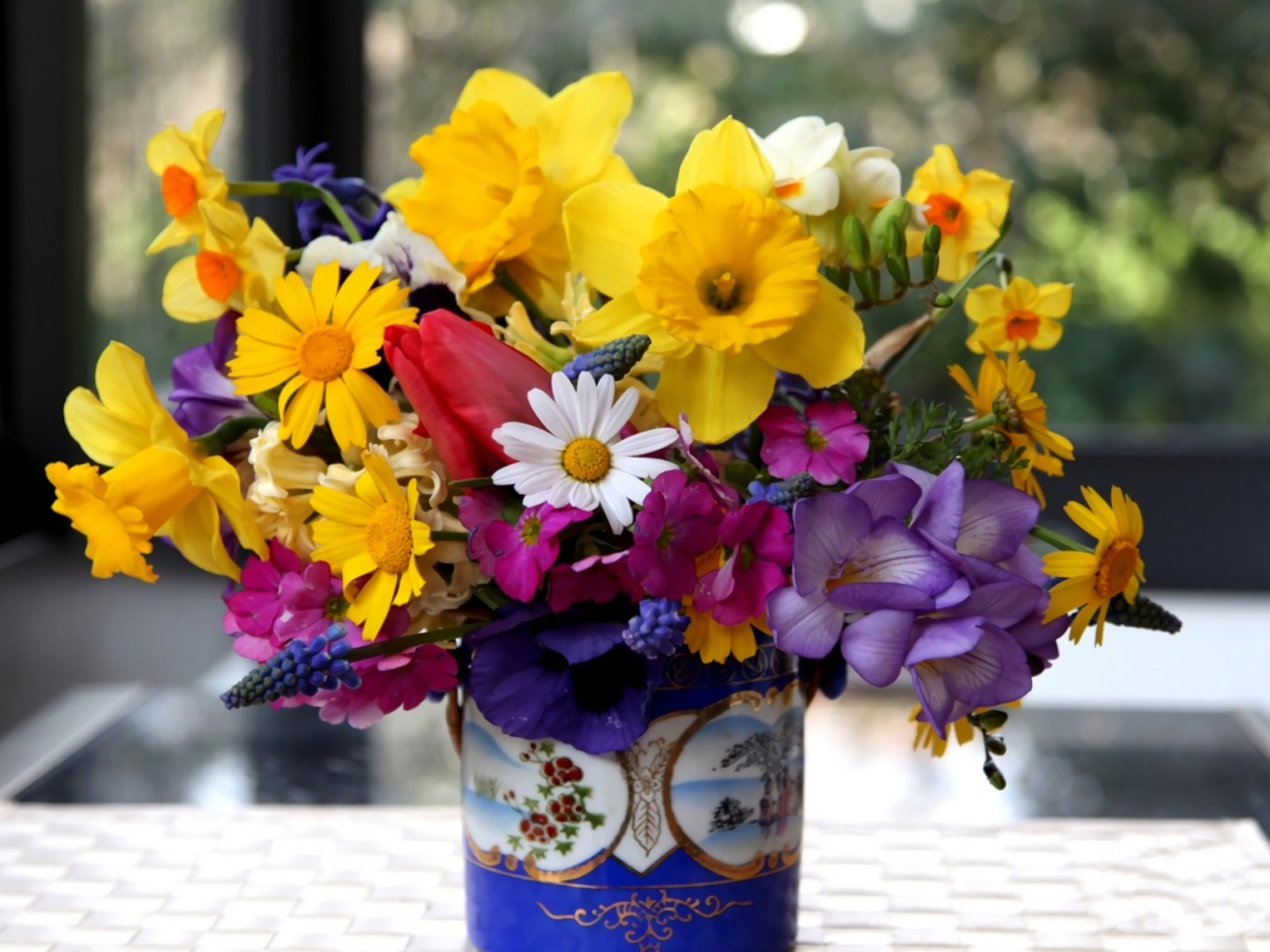 Laden Sie das Narzissen, Blume, Vase, Bunt, Gänseblümchen, Menschengemacht-Bild kostenlos auf Ihren PC-Desktop herunter