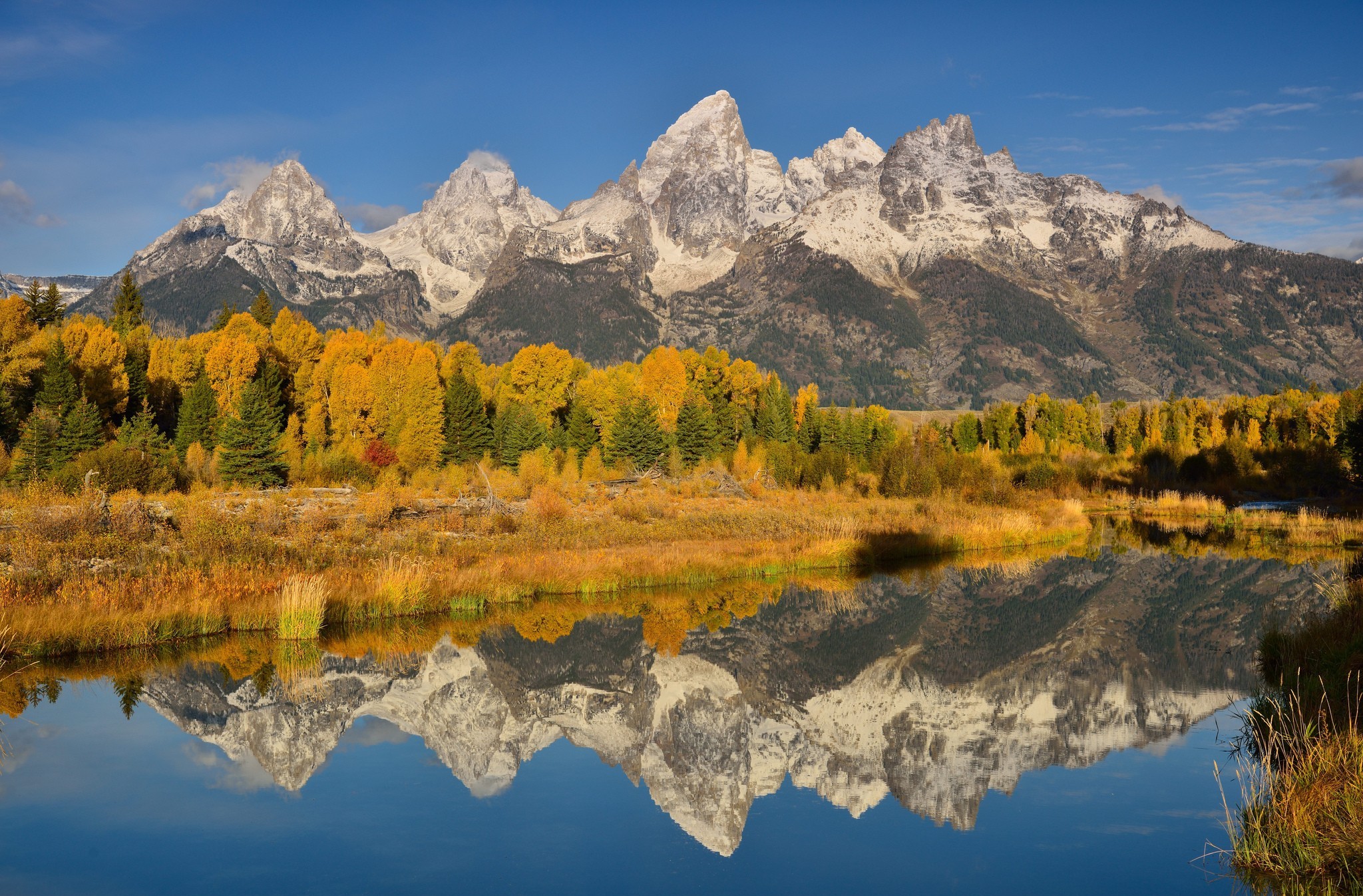Baixe gratuitamente a imagem Montanhas, Outono, Montanha, Lago, Floresta, Terra/natureza, Reflecção na área de trabalho do seu PC