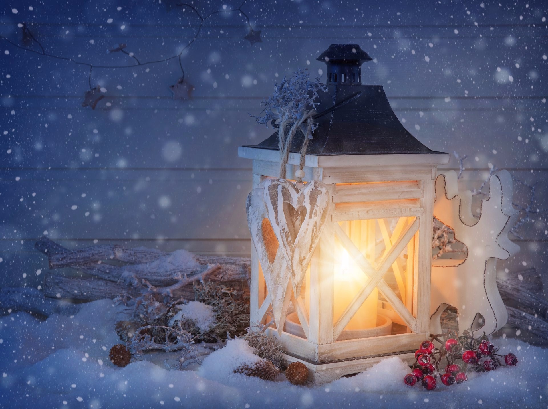 Скачать обои бесплатно Снег, Свет, Рождество, Фонарь, Ягода, Снегопад, Праздничные картинка на рабочий стол ПК