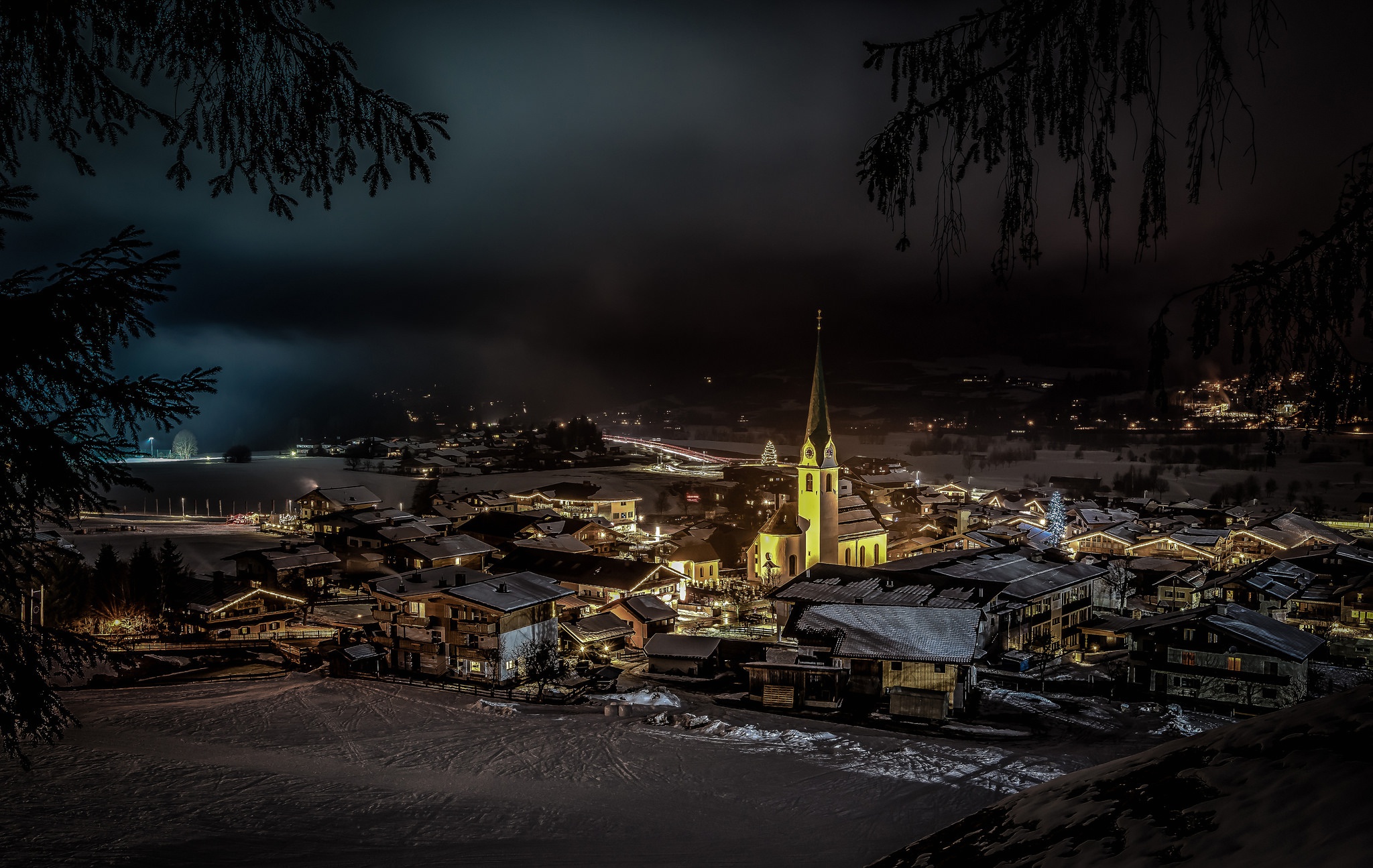 Скачать картинку Зима, Ночь, Австрия, Деревня, Церковь, Сделано Человеком в телефон бесплатно.