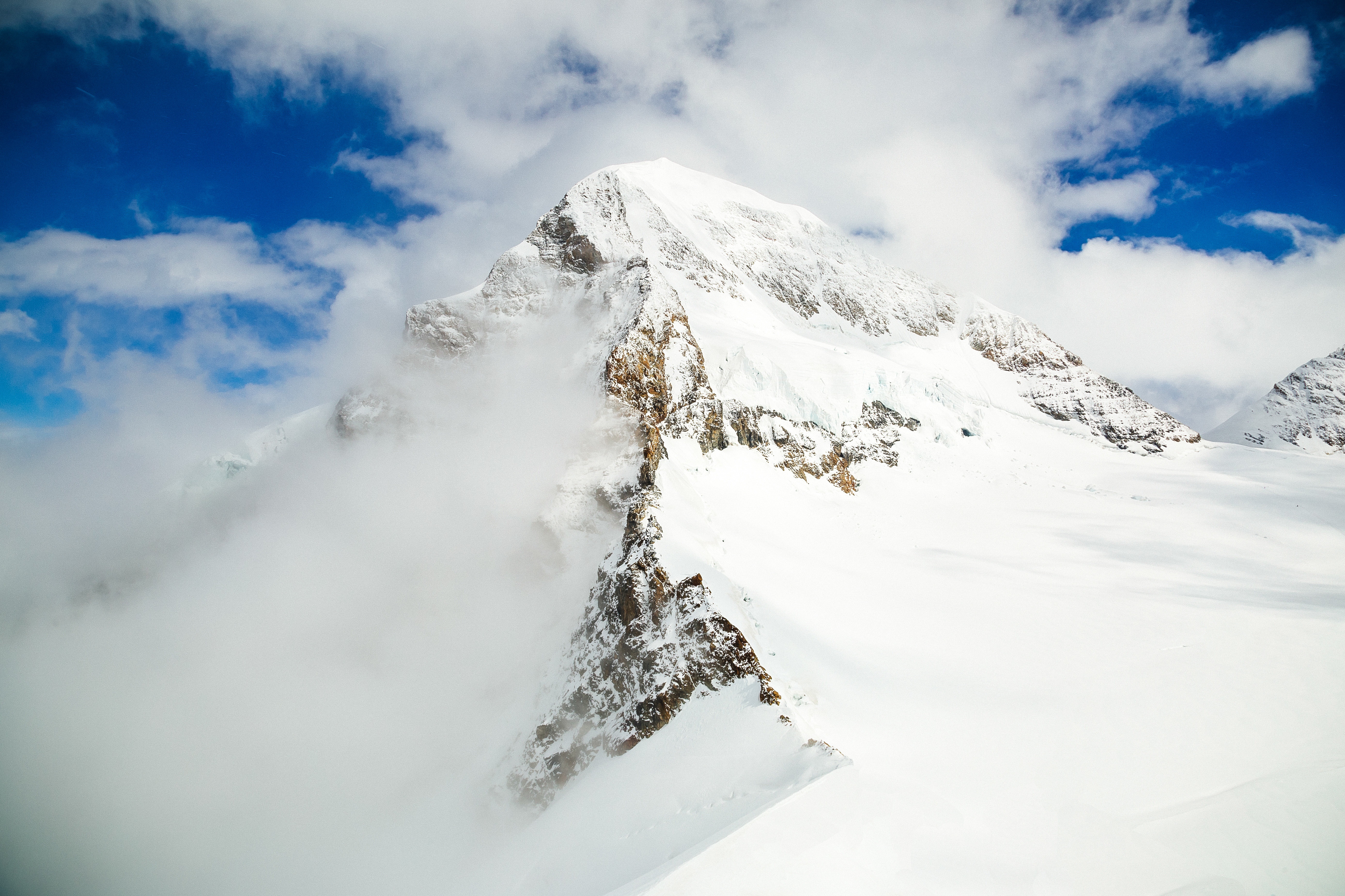 57996 завантажити шпалери природа, гори, хмари, сніг, вершина, верх, гірський пейзаж - заставки і картинки безкоштовно