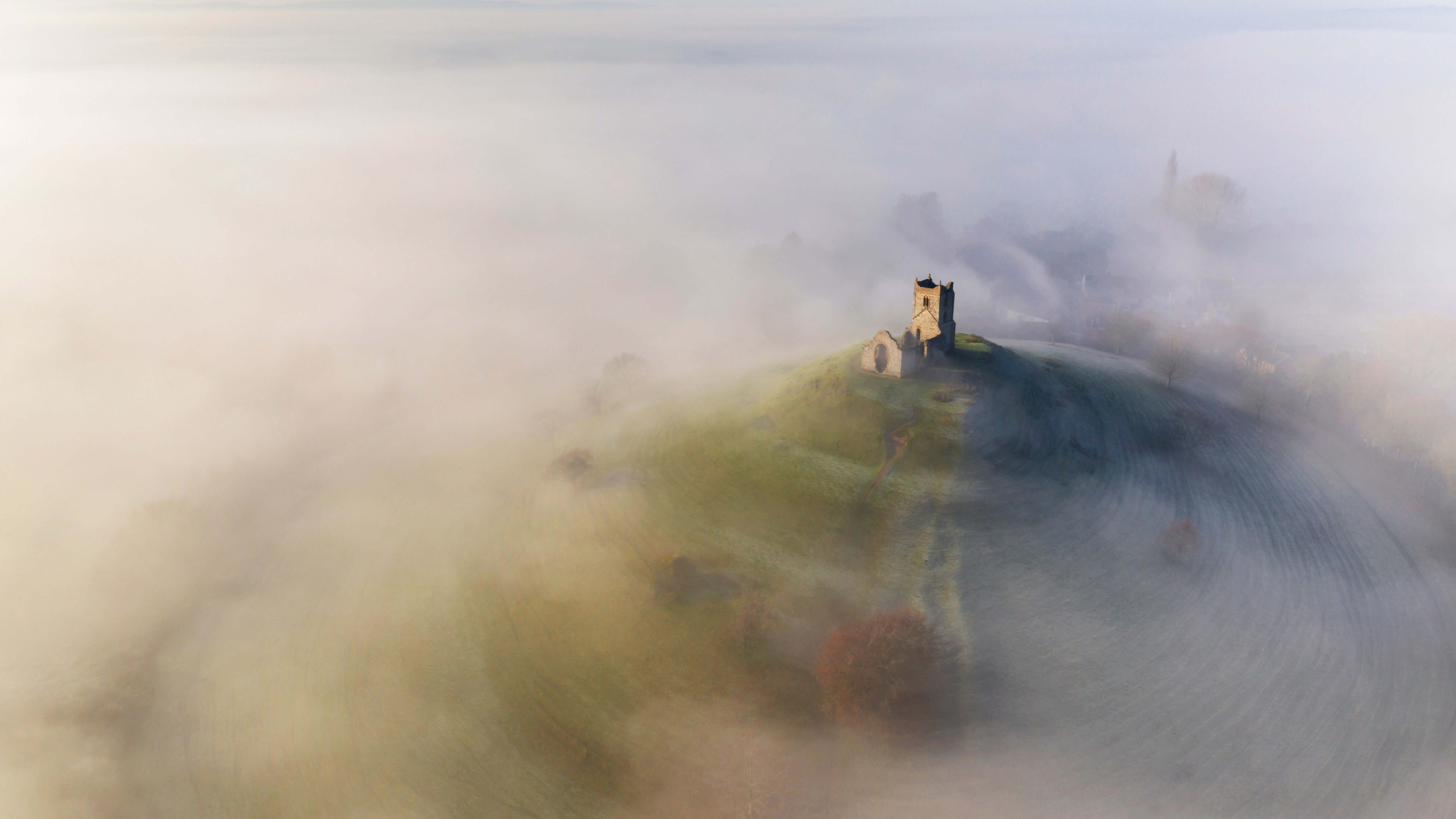Скачать картинку Туман, Холм, Церковь, Англия, Сделано Человеком, Разорение в телефон бесплатно.
