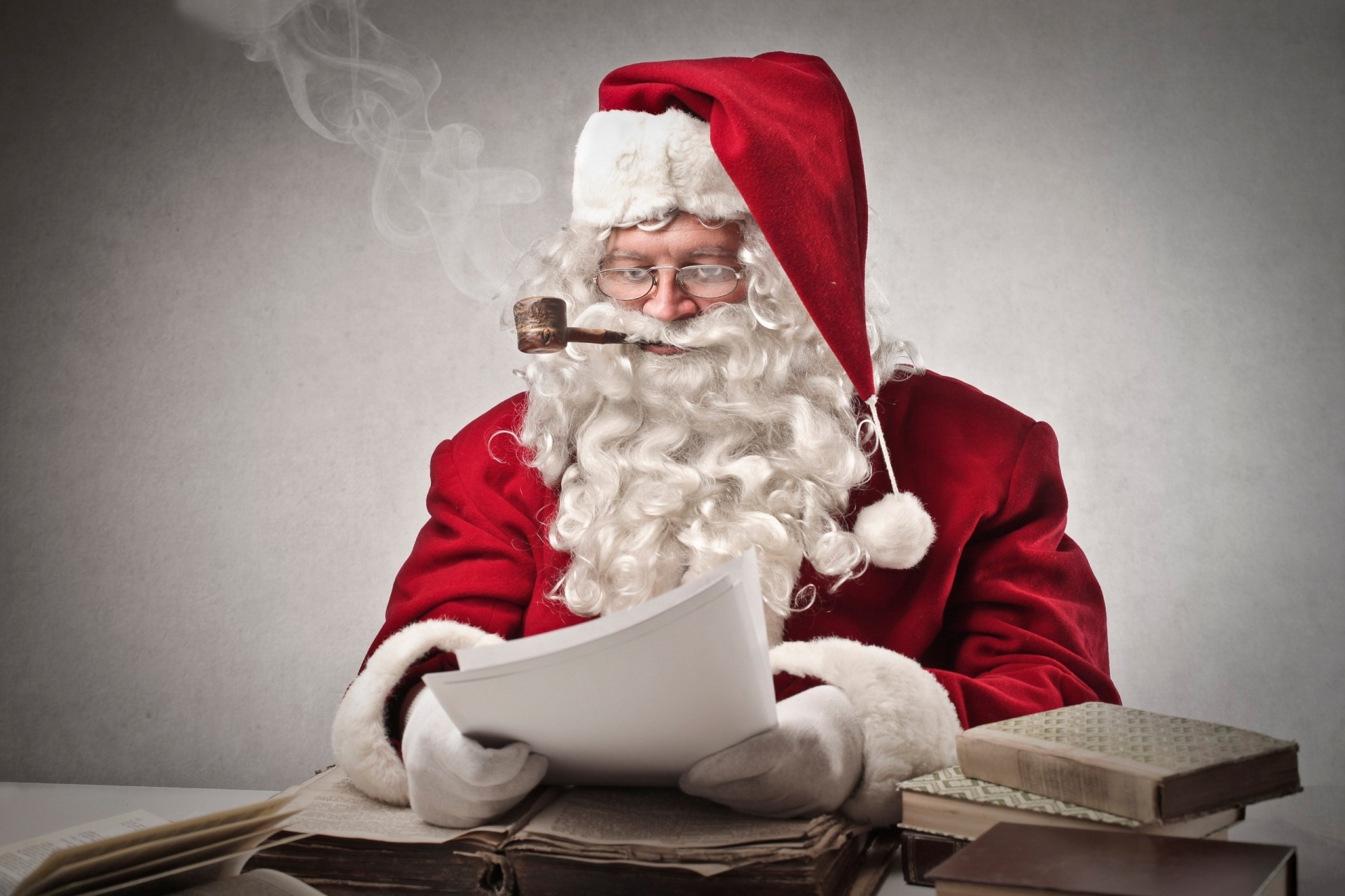873316 baixar papel de parede feriados, natal, livro, óculos, leitura, papai noel, gorro do papai noel, fumaça, fumar - protetores de tela e imagens gratuitamente
