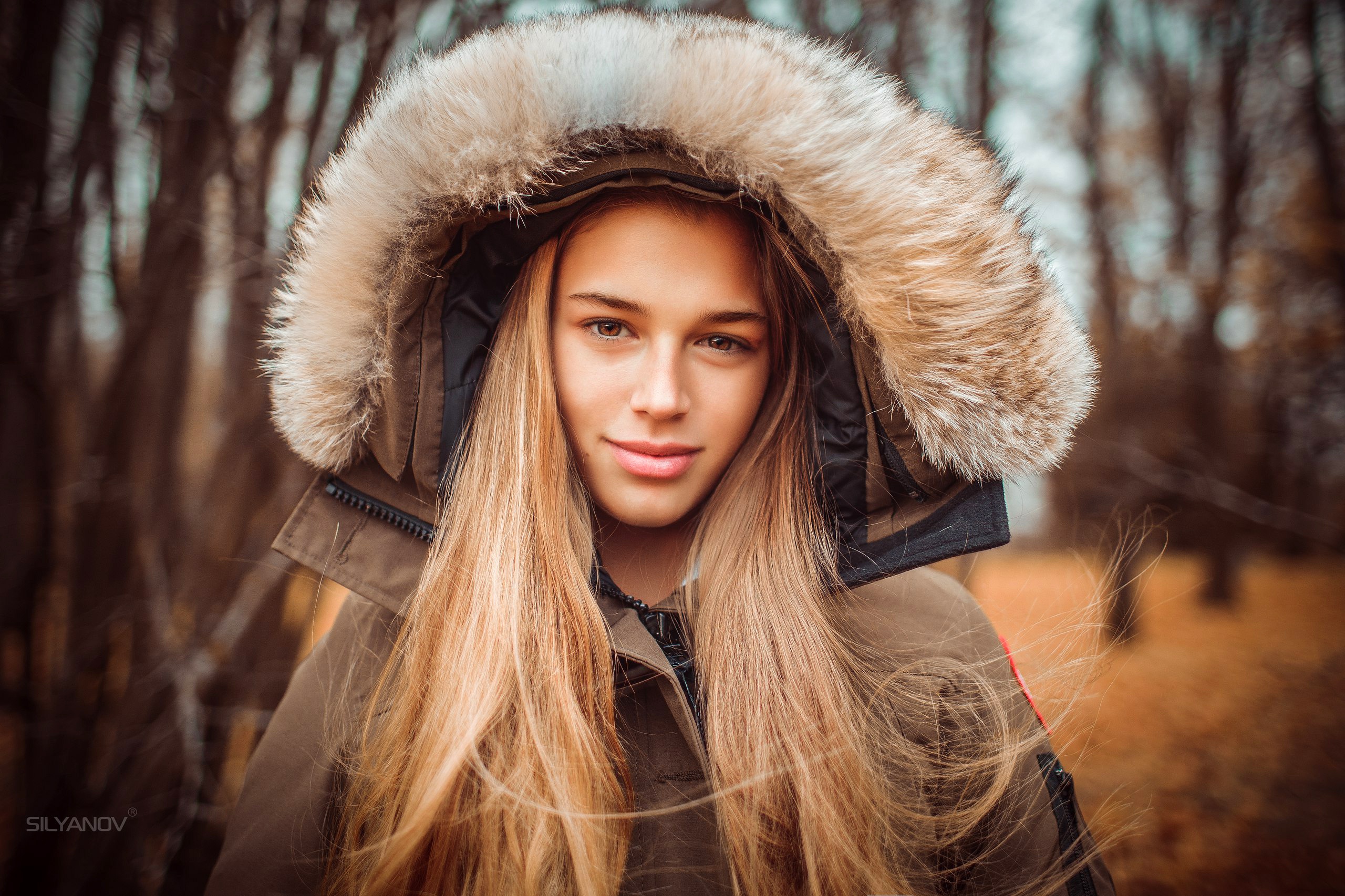 Baixe gratuitamente a imagem Casaco, Modelo, Mulheres, Olhos Castanhos, Cabelo Longo, Cabelo Loiro, Profundidade De Campo na área de trabalho do seu PC