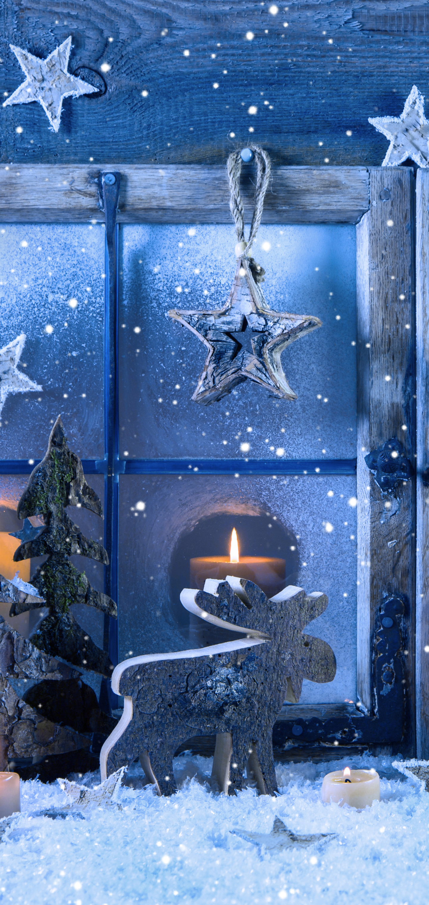 Handy-Wallpaper Feiertage, Schnee, Weihnachten, Fenster, Kerze, Stern, Rentier kostenlos herunterladen.
