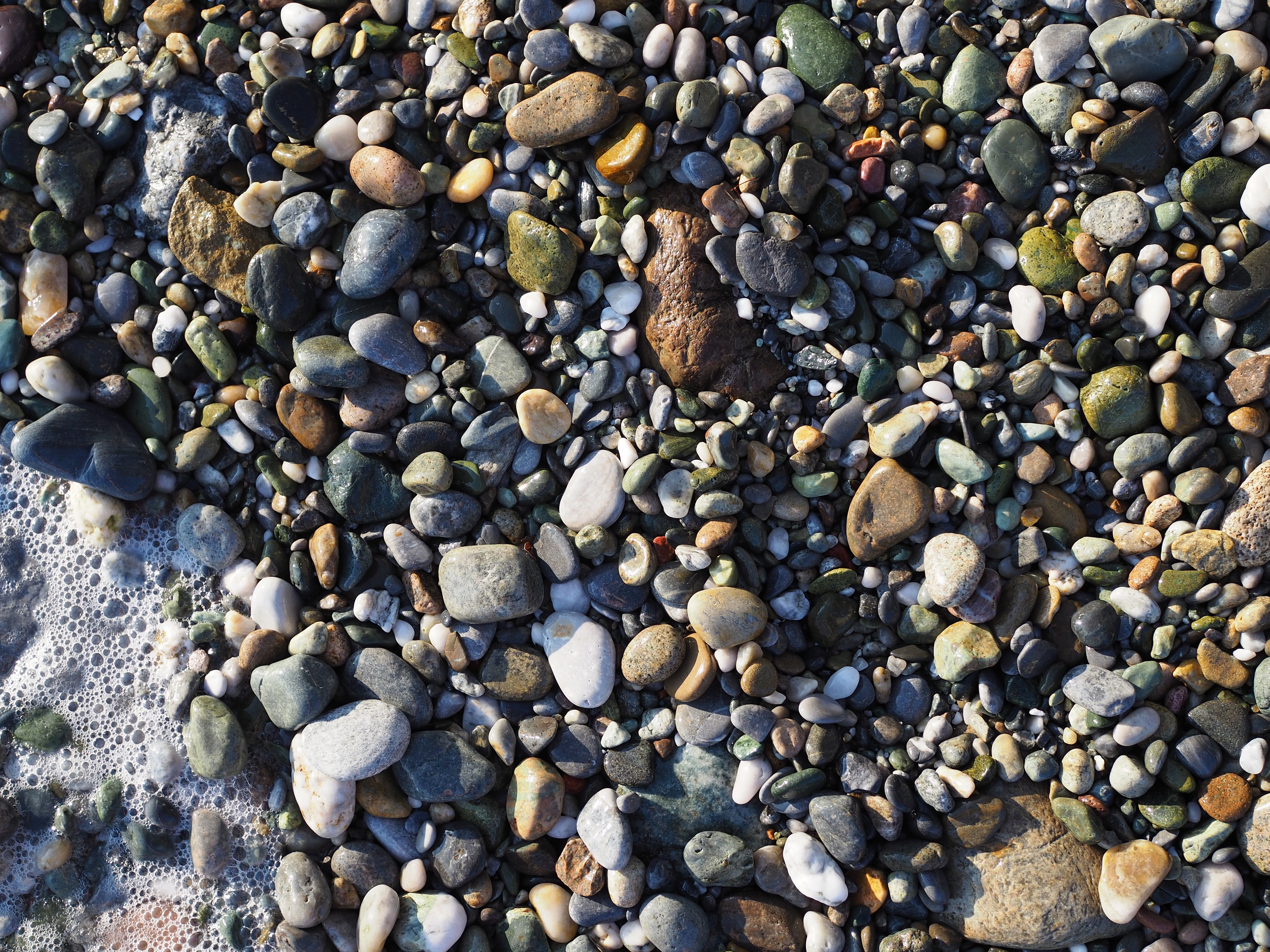 147536 завантажити картинку природа, берег, банк, вологий, морські камінці, морські камені - шпалери і заставки безкоштовно