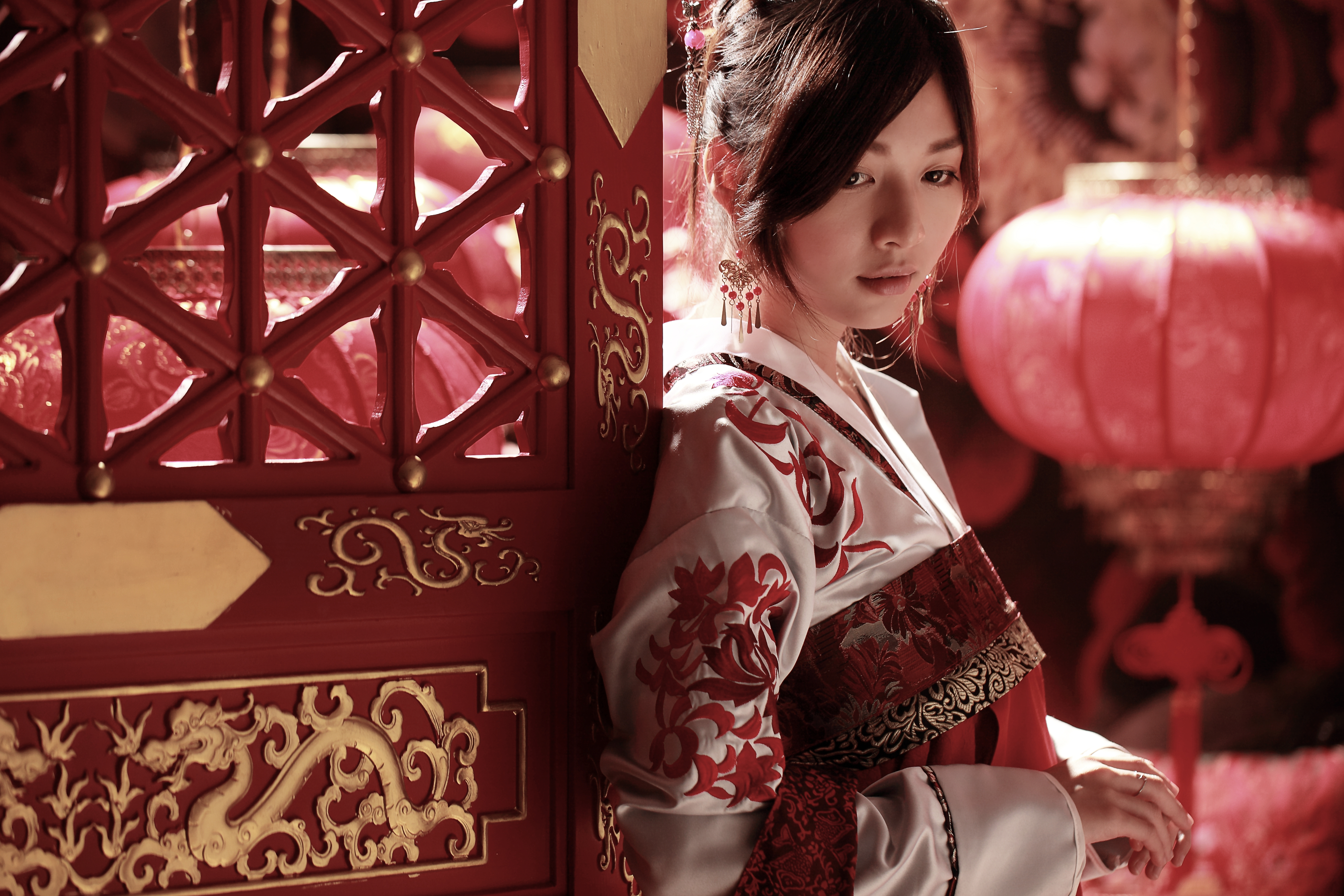 1522635 завантажити шпалери жінки, гуо цзиін, азіатський, двері, ліхтар, національний одяг, тайванський, традиційний костюм - заставки і картинки безкоштовно