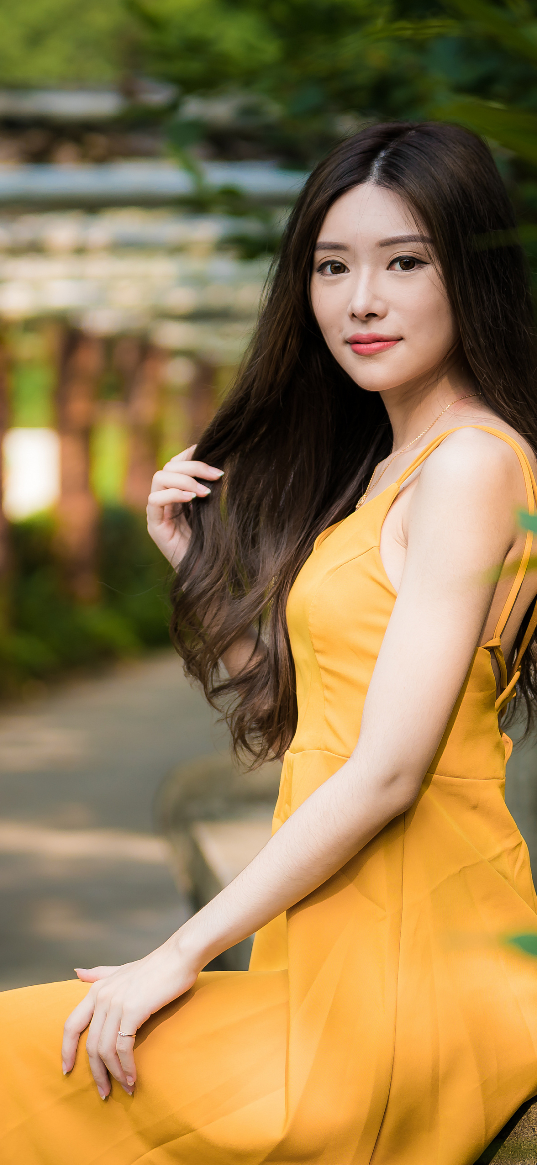 Handy-Wallpaper Modell, Frauen, Gelbes Kleid, Schwarzes Haar, Asiatinnen kostenlos herunterladen.